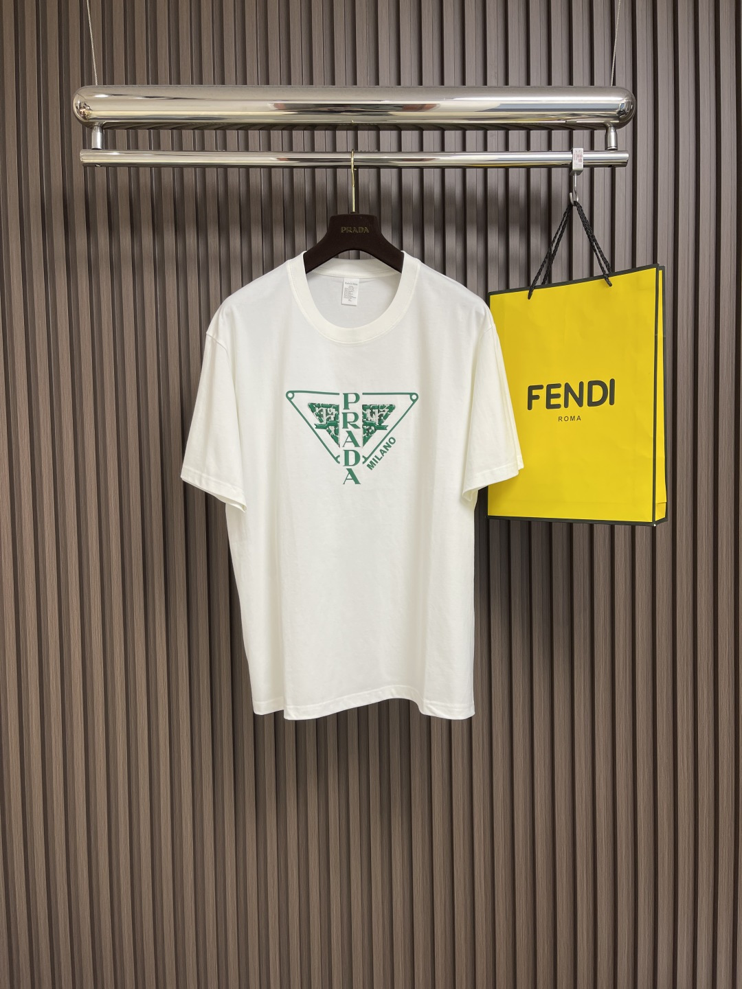 NO:137569,Prada SS early spring new logo printed short-sleeved T-shirt, customized high-string plain cotton fabric, extremely soft and comfortable, high-end and atmospheric, chest logo, simple and versatile style, simple and easy to match, full of favorability and favorability. os loose style, same style for men and women, sizes L-3XL,,prada, T-shirt,tees, t-shirt,alexander wang19860909Prada ss早春新品标识印花短袖t恤,定制高支平纹精棉面料 极致柔软舒适 高端大气,胸前logo标识 简约百搭款式 简约易搭配 上身亲和力和好感度满分.os宽松版型 男女同款 尺码L-3XL,,prada,T-shirt,tees，t-shirt,alexander wang,Men's clothing