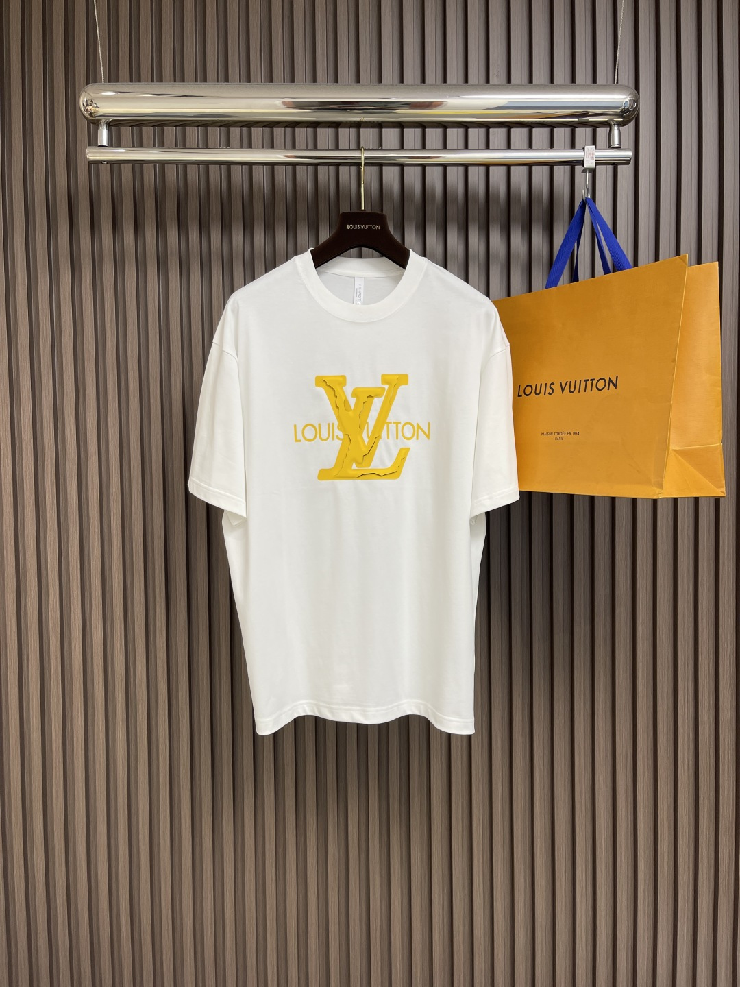 NO:137559,LV three-dimensional crack printing cotton short-sleeved T-shirt, customized main mark, auxiliary materials, complete washing, super complex process, three-dimensional crack printing creates a cracking effect, selected 250 grams of 32 tightly spun double yarn pure cotton fabric, thick texture but good breathability, has a certain thickness, cannot be washed, the whole piece has a very good drape, the shoulder-drop style is not picky, it looks slimming and tall, and can be perfectly controlled by both men and women. Size M-XXL,,louis vuitton, T-shirt,tees, t-shirt,alexander wang19860909LV 立体裂纹印花棉质短袖T恤,定制主标 辅料 水洗齐全 超复杂工艺 立体裂纹印花营造出割裂感的效果,甄选250克32支紧密纺双纱纯棉面料 质感厚实但是透气性良好 有一定厚度 水洗不掉落 整件垂坠感非常好 落肩的版型不挑人 显瘦显高 男女均可完美驾驭.尺码M-XXL,,louis vuitton,T-shirt,tees，t-shirt,alexander wang,Men's clothing