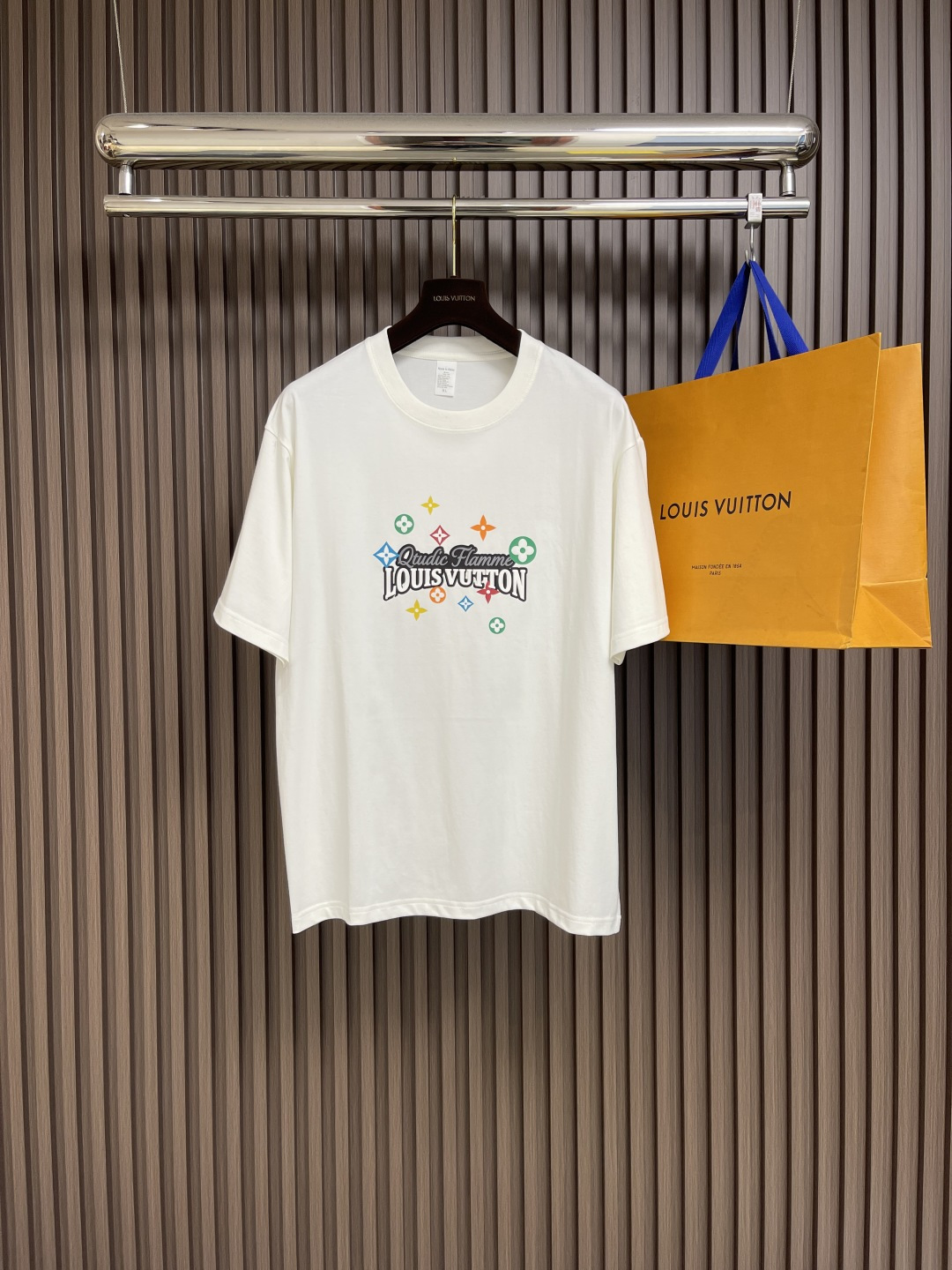 NO:137561,LV printed short-sleeved T-shirt adopts digital technology. Inkjet printing can achieve complex patterns and rich colors, evenly spray ink onto the surface of the fabric to form high-precision printing patterns. Drying and vaporization can promote the full combination of ink and fabric fibers, improve the firmness and brightness of color, and high-precision printing ensures the clarity and detail performance of the printing patterns. Size L-3XL,,louis vuitton, T-shirt,tees, t-shirt,alexander wang19860909LV 印花短袖T恤,采用了数码技术,喷墨印花可以实现复杂的图案和丰富的色彩,将墨水均匀喷射到织物表面,形成高精度的印花图案.烘干和蒸化可以促使墨水与织物纤维充分结合,提高色彩的牢固度和鲜艳度,高精度打印确保印花图案的清晰度和细节表现.尺码L-3XL,,louis vuitton,T-shirt,tees，t-shirt,alexander wang,Men's clothing