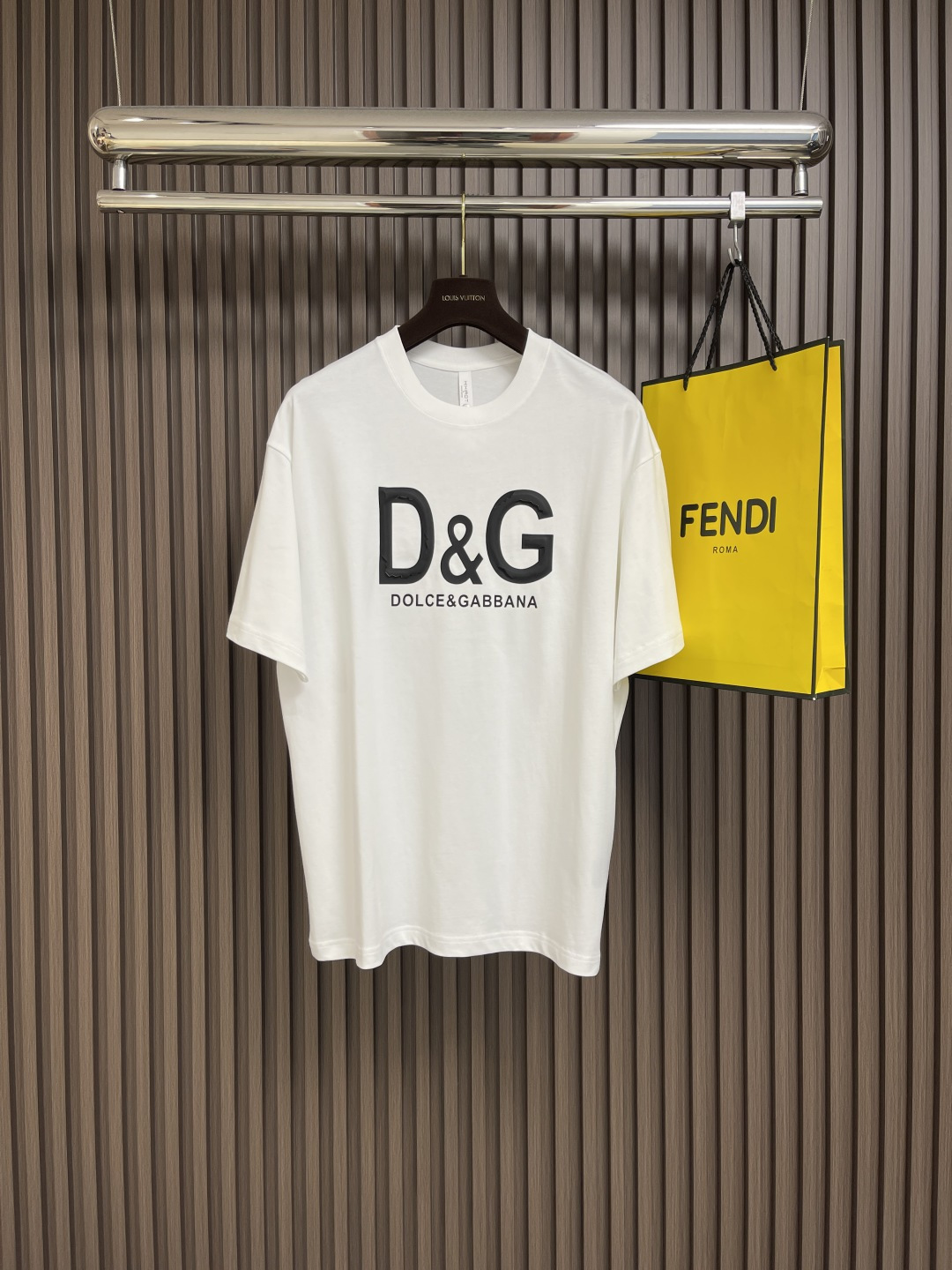 NO:137567,DG SS three-dimensional cracked letter logo printed short-sleeved T-shirt, selected imported original single-fine cotton fabric, original positioning design makes it more luxurious and noble style, comfortable and elegant upper body, very smooth and soft, size M-XXL, Dolce & Gabbana, T-shirt,tees, t-shirt,alexander wang19860909DG SS 立体开裂字母logo印花短袖T恤,精选进口原单精棉面料,原版定位设计更显奢华高贵风范,上身舒适大方上档次,手感非常顺滑柔软 尺码M-XXL,,Dolce&Gabbana,T-shirt,tees，t-shirt,alexander wang,Men's clothing