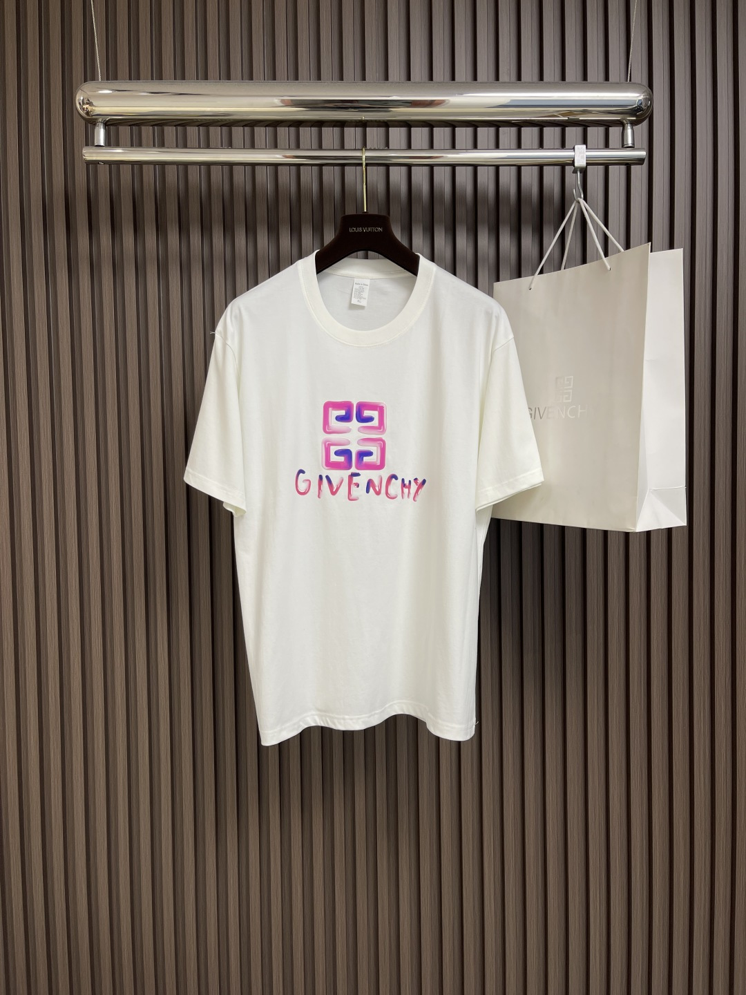 NO:137555,Givenchy ss logo graffiti round neck T-shirt, the fabric is made of 50 mercerized double-strand fabric, with high-end fabrics such as smooth and breathable texture and luster. The process uses ready-to-wear offset printing, a particularly effort-intensive process. Size L-3XL, given, tees, t-shirt, alexander wang19860909Givenchy ss logo涂鸦圆领T恤,面料采用50支丝光双股面料,具有爽滑透气质感光泽等特征高端面料.工艺采用成衣胶印网点印花,特别费精力的一个工艺.尺码L-3XL,,givenchy,tees，t-shirt,alexander wang,Men's clothing