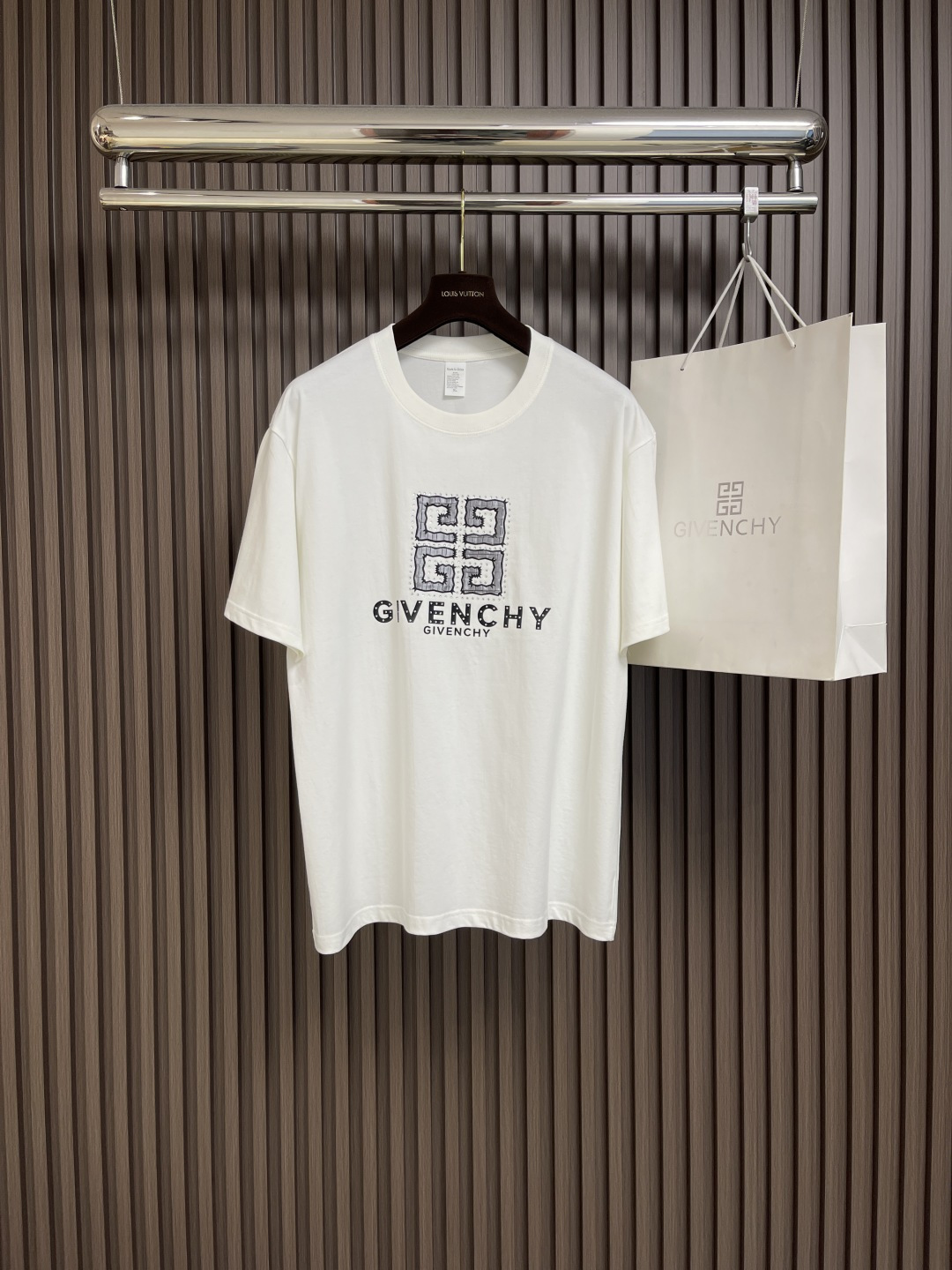 NO:137557,Givenchy ss 4g letter pressed printed short-sleeved T-shirt, the fabric is made of 230 grams of heavy combed cotton, customized 32 1*1 threads, two-way wash the garment, the fabric is comfortable and skin-friendly, and the texture is customized and dyed fabric, with high textile density, good drape, not easy to deform, thick texture and tight spinning process will not affect the breathability of the fabric, the saturation of the color is very high, imported digital direct-spray printing process, a versatile and beautiful short-sleeved short-sleeved, loose style, slimming and not picky. Size L-3XL, given, T-shirt,tees, t-shirt,alexander wang19860909givenchy ss 4g字母压胶印花短袖T恤,面料采用230克重精梳棉,定制32支1*1螺纹,成衣两遍水洗处理,面料舒适亲肤无异感,定制定染面料,纺织密度高,垂感佳,不易变形,厚织感加上紧密纺纱工艺,不会影响面料的透气性,成色的饱和度很高,进口数码直喷印花工艺,百搭好看的一款短袖,宽松版型遮肉显瘦不挑人.尺码L-3XL,,givenchy,T-shirt,tees，t-shirt,alexander wang,Men's clothing