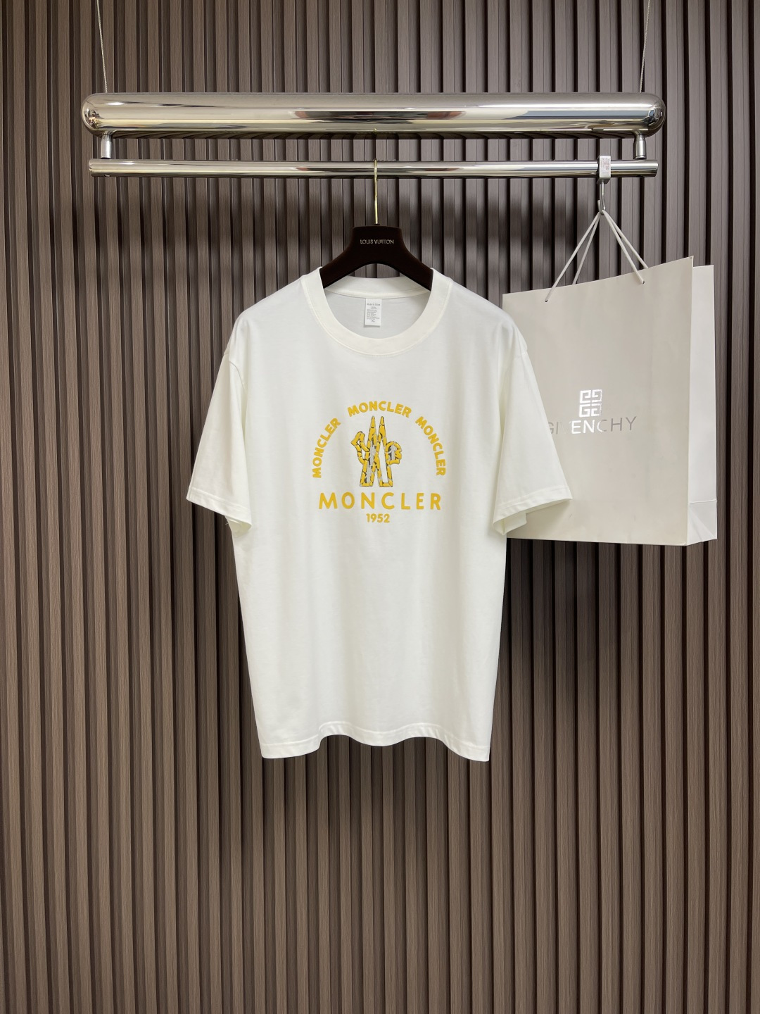 NO:137565,Moncler SS's new three-dimensional cracked print letter logo round neck T-shirt with a classic pattern on the back, both incomparable and unparalleled in the comfort of the upper body, and can be said to be a must-have for summer. Size L-3XL, christian louboutin,tees, t-shirt, alexander wang19860909Moncler SS新款胸前立体裂纹印花字母logo圆领T恤, 融合后幅经典图案,无论是上身舒适度还是都是无可比拟的存在,可以说是夏日必备.尺码L-3XL,,christian louboutin,tees，t-shirt,alexander wang,Men's clothing