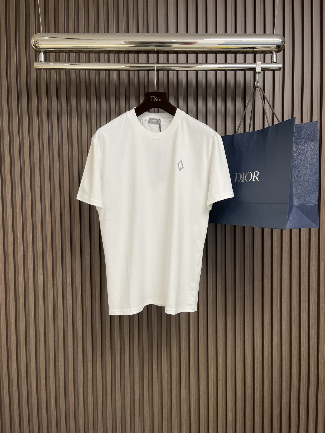 NO:137585,Dior micro-label embroidered round neck short-sleeved T-shirt, color-dyeing fabric, jacquard flat thread, round neck vertical style, full set of auxiliary materials!  Cotton fabric is used to test the color difference problem in multiple dimensions, and the final restoration effect is measured. Size S-XL, dior, T-shirt, tees, t-shirt, alexander wang19860909Dior 微标刺绣烫印圆领短袖t恤,对色定染面料、提花扁机螺纹、圆领垂直版型、全套辅料配备！采用棉面料,多维度测试对比色差问题,调测最终还原效果.尺码S-XL,,dior,T-shirt,tees，t-shirt,alexander wang,Men's clothing