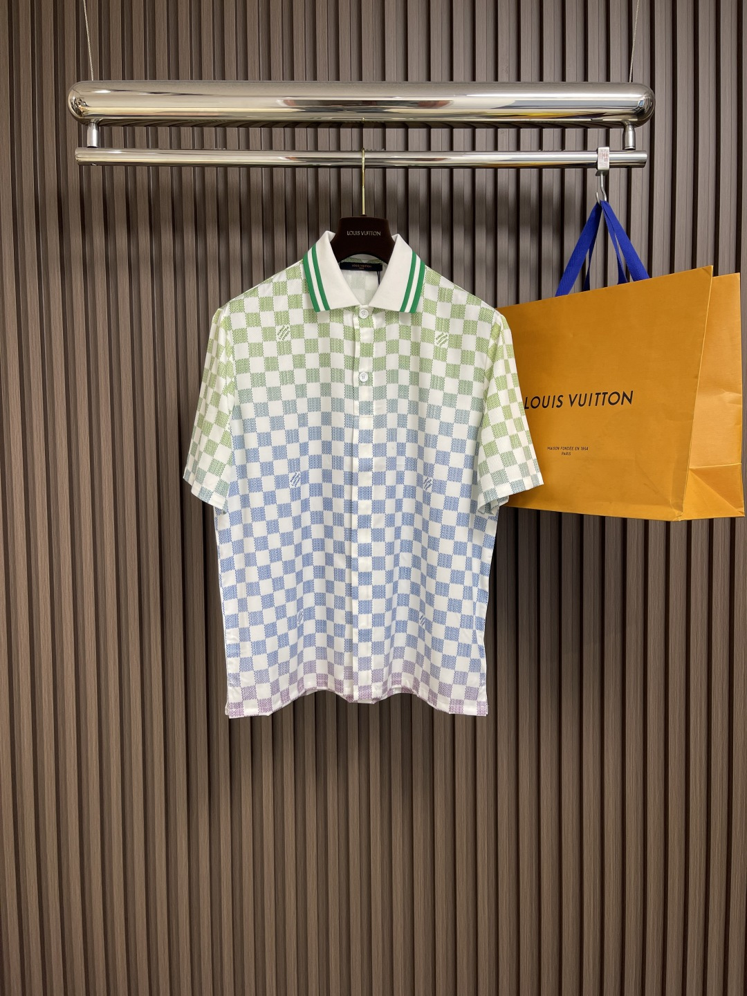 NO:137601,Top Shorts P LV  As the new trendy favorite of the fashion industry, the 2025SS gradient lapel short sleeve POLO shorts suit has won the favor of many fashion experts with its unique color transition and simple design. This short sleeve adopts delicate gradient color processing, from the collar to the cuffs, the colors flow naturally, like the gentle light of the morning or sunset, giving the clothes agility and vitality. The lapel design not only enhances the overall layering, but also cleverly integrates formality and  Casual style, whether it is daily travel or light business occasions, can be easily controlled. Short-sleeved tailoring fits the body, which not only shows the wearer's elegant temperament, but also has a comfortable and comfortable wearing experience. Paired with jeans or casual pants, you can create a simple and stylish look. Gradient lapel short sleeves, with their unique charm and practicality, have become an indispensable fashion item in your wardrobe. Size 46-52,,louis  vuitton, shorts, jeans, T-shirt, alexander wang19860909上衣 短裤P LV 2025SS渐变翻领短袖POLO短裤套装,作为时尚界的潮流新宠,以其独特的色彩过渡和简约设计赢得了众多时尚达人的青睐.这款短袖采用细腻的渐变色彩处理,从衣领至袖口,色彩自然流转,仿佛晨曦或夕阳的温柔光线,赋予衣物以灵动与活力.翻领设计不仅提升了整体的层次感,还巧妙地融合了正式与休闲风格,无论是日常出行还是轻商务场合,都能轻松驾驭.短袖剪裁贴合身形,既展现了穿着者的优雅气质,又不失舒适自在的穿着体验.搭配牛仔裤或休闲裤,即可打造出简约而不失格调的时尚造型.渐变翻领短袖,以其独特的魅力和实用性,成为你衣橱中不可或缺的时尚单品.尺码46-52,,louis vuitton,shorts,jeans,T-shirt,alexander wang,Men's clothing