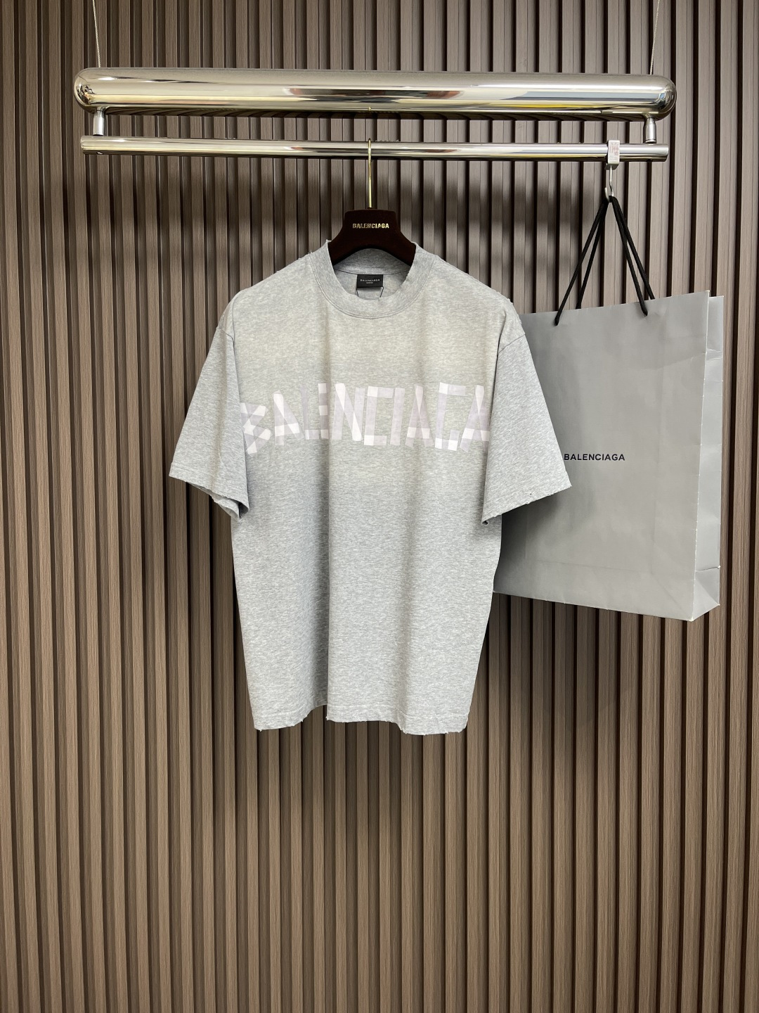 NO:137594,Balenciaga beautiful tape printed short-sleeved T-shirt, using 21 double yarn cotton fabric, the fabric is fixed dyed and woven washing water black, and the laundry washing water is 280 grams. The thread is matched with 1*1 cross thread, the design high neckline small mouth original 1:1 hand measurement data, the ready-to-wear stir-fry color is used to make old, divided into 20 pieces, one cylinder effectively ensures that each piece of clothing is uniform in color, partially worn, the collar, cuffs, and hem are all made of grinding technology, and each piece is consistent with the original. The ready-to-wear is manually worn   cut and ripped holes, and added softener sand to make old and soft, customized auxiliary materials, complete three standards, the same style as men and women. Size XS-L,,balenciaga, T-shirt,tees, t-shirt,alexander wang19860909balenciaga 美纹胶带印花短袖T恤,采用21支双纱棉面料,面料定染定织洗水黑,成衣洗水为280克.螺纹搭配1*1十字螺纹,设计高领小口原版1:1手量数据,成衣炒色做旧,分为20件一缸有效保证每一件衣服颜色均匀,局部磨破,领口,袖口,下摆都做有磨破工艺,每一件点位都与原版一致,成衣进行手工磨破＋剪烂破洞,添加柔软剂砂洗炒色做旧做软,定制辅料,三标齐全,男女同款.尺码XS-L,,balenciaga,T-shirt,tees，t-shirt,alexander wang,Men's clothing