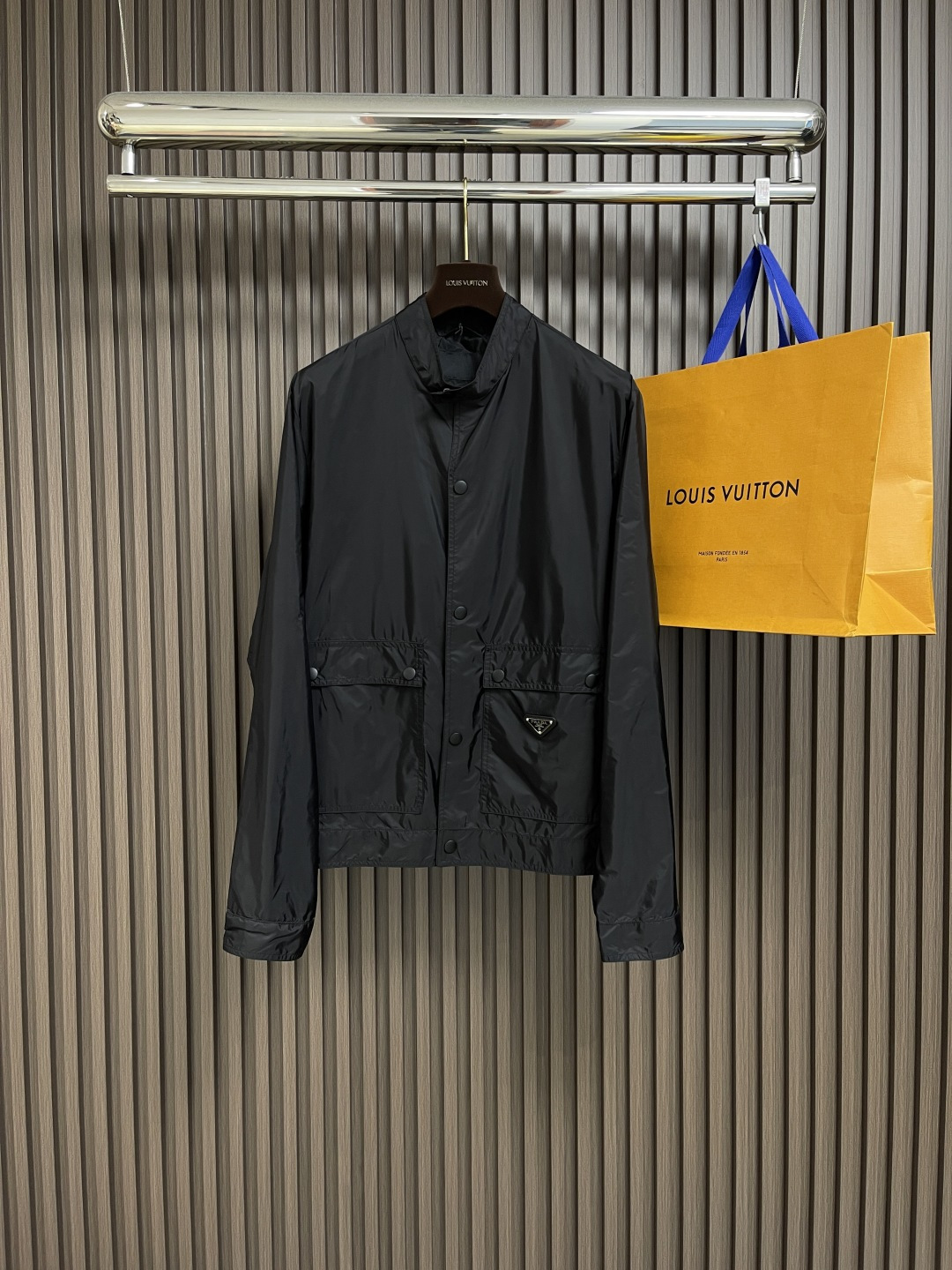 NO:137599,Jacket P prada  The recycled nylon jacket and trousers set uses the brand's signature recycled nylon fabric, which is comparable to traditional nylon, and has high strength, tear resistance, wear resistance and other characteristics. Its texture is light and waterproof, and is suitable for multiple scenarios. Its wrinkle and quick drying characteristics are also easy to maintain and maintain daily. The unlined single-layer structure relies on the high-density braiding characteristics of recycled nylon to make it breathable and protective. It adopts a standing collar structure to fit the neck lines and take into account wind protection.  Function and capable temperament. The two sides are equipped with extra-large capacity flip pockets to enhance practicality with a three-dimensional structure. The inner hidden bag design enhances the private storage experience. The cover and bag body are edge-reinforced with double-needle thread technology. The enamel triangle mark is decorated with one side of the bag body to enhance visual recognition. The combination of the cuff crotch strap and the concealed buckle achieves the need for precision elasticity. The flat bottom structure on the front of the hem and the flat beef tendon closing at the rear make it take into account both aesthetics and practicality. Size 46-52  S-XL, prada, jackets & coats, jackets & coats, alexander wang19860909外套 长裤P prada 再生尼龙夹克长裤套装,选用品牌标志性的再生尼龙面料,与传统尼龙性能相当,具备高强度,抗撕裂,耐磨损等特性.其质地轻盈,同时又具备防水功能适合多场景需求.抗皱,快干的特点也易于日常打理维护.无衬里单层结构,依托再生尼龙的高密度编织特性,使其透气性与防护性并存.采用立领结构,贴合颈部线条,兼顾防风功能和干练气质.两侧搭配超大容量翻盖口袋,以立体结构强化实用性,内层暗袋设计提升私密收纳体验,盖体和袋体均用双针车线工艺进行包边加固,将涂珐琅三角标饰以一侧袋体之上,强化视觉辨识度.袖口裆带与暗扣的组合实现精准松紧需求,下摆正面平直底边结构与后方的扁牛筋收口让其兼顾美感和实用性.尺码46-52 S-XL,,prada,jackets & coats,jackets & coats,alexander wang,Men's clothing