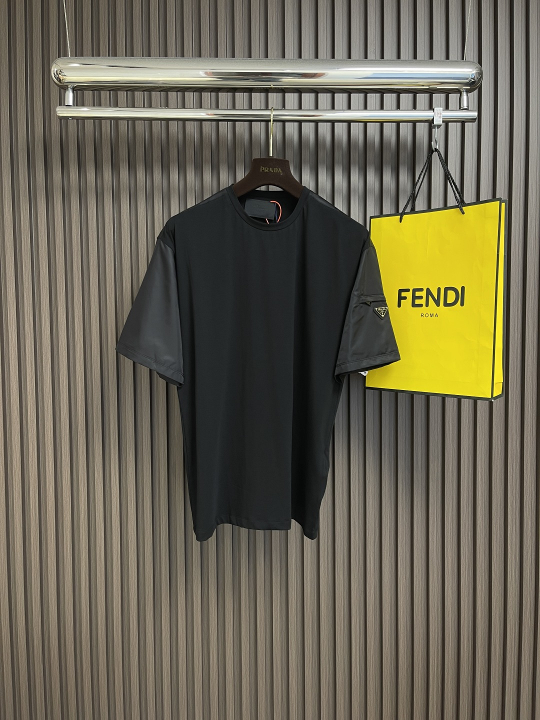 NO:137582,Prada triangular logo inlay pocket short-sleeved T-shirt, custom helium mercerized satin fabric, iconic enameled triangle metal logo decorative sleeves, blended re-nylon nylon fabric embellished square silhouette, cross-field aesthetic grafting, exquisite small pocket design, highlighting quality and style. The infrared position of the 