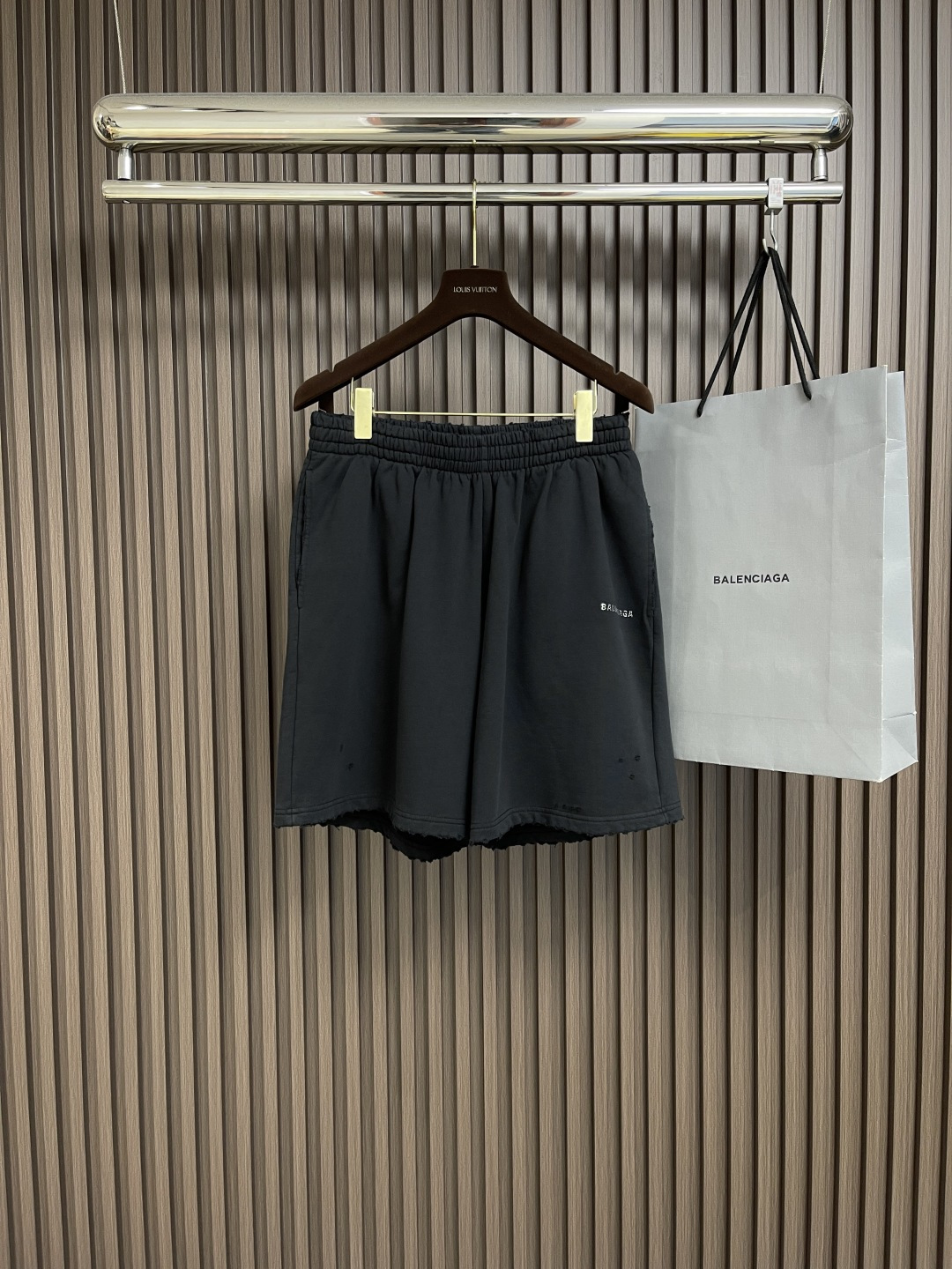 NO:137596,Balenciaga back hot diamond shorts, customized high-dense velvet ring cotton, soft touch, comfortable skin, embellished with balenciaga back hot diamond logo, add brand recognition, combined with wear and fur to sublimation, shines the unique and charming of full diamonds, and fills the artistic atmosphere. The contemporary aesthetic outline is outlined with minimalist strokes, and uses a high-temperature air-bouncer to press and burn through high-temperature gas contact with the fabric. The fabric is pressed with heat energy and pressure. It can ensure the uniformity of heat distribution, and the positioning is manually worn and worn by positioning. The fabric will be partially rubbed and worn by hand. The surface of the fabric will form a natural breakage and tear effect and a short and dense layer of fluff. Time and effort. The daily output is low. The fabric is washed and used to make it old. The texture is better. It is not easy to deform. It is not easy to shrink. It is not easy to fade.  Maintain long-term beauty. Size XS-L, balenciaga, shorts, alexander wang19860909balenciaga back烫钻短裤,定制高密丝绒毛圈棉手感柔软 舒适贴肤 饰以balenciaga back烫钻标识点缀 增添品牌辨识度 结合磨破磨毛为升华 闪耀满钻的别致辉映 弥漫艺术气息 以极简笔触勾勒当代美学轮廓,采用高温气蹦机压烫 通过高温气体与布料接触 利用热能和压力对布料进行压烫处理 能够确保热量分布的均匀性,采用定位人工磨破磨毛 通过手工操作对面料进行局部摩擦与磨损 面料表面会形成自然的破损撕裂效果与一层短而密的绒毛 耗时耗力 日产量低,面料都经过洗水做旧 手感质感更佳 不易变形 不易缩水 不易褪色 保持长久的美观.尺码XS-L,,balenciaga,shorts,alexander wang,Men's clothing