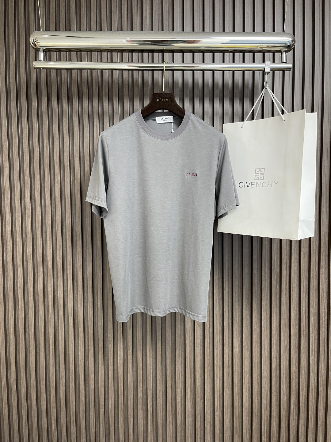 NO:137579,celine Graphite gray-red letter embroidered short-sleeved T-shirt, a minimalist and aesthetic outfit model!  Classic graphite gray tone, with its own low-key and high-end aura, suitable for diverse styles. Cotton fabric is skin-friendly and breathable, giving it a comfortable and comfortable experience in all weather. The exquisite embroidery 