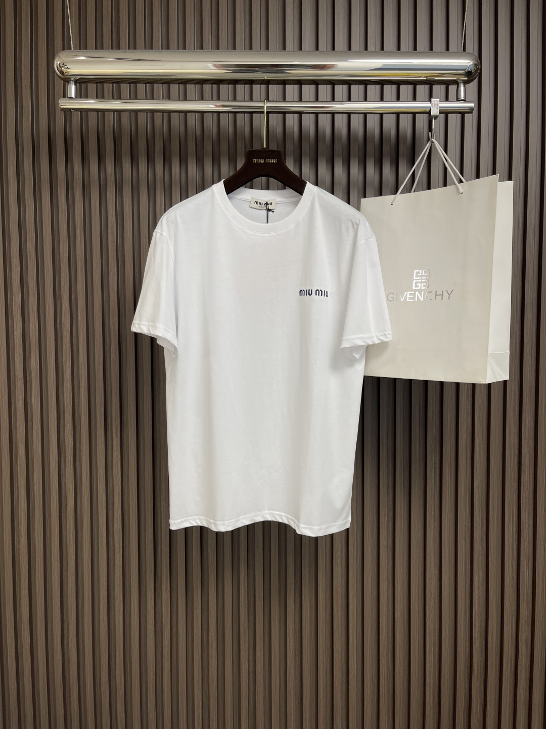 NO:137576,Miumiu SS chest logo embroidered round neck loose American retro short-sleeved T-shirt. The fabric is made of 40 260g double yarn fabric. The upper body is stylish and has an invincible texture. It is definitely a short-sleeved T-shirt with extremely high cost performance. It is comfortable and breathable and medium thickness. Excellent stretchability, washing resistance, three-dimensional feeling, simple and handsome, and does not choose the styles worn by people of age. Whoever wears them is more handsome. The original skills are smooth. Size M-3XL M-size 68cm long, shoulder width 47cm bust 110cm L-size 70cm shoulder width 48cm bust 112cm XL-size 72cm shoulder width 49cm bust 114cm XXL-size 74cm shoulder width 50cm bust 116cm XXXL-size 76cm  Shoulder width 51cm bust 118cm, miumiu, T-shirt,tees, t-shirt,alexander wang19860909miumiu SS胸前logo刺绣圆领宽松美式复古短袖t恤 面料采用40支260g双纱面料,上身有型,质感无敌,绝对属于性价比极高的一款短袖t恤,舒适透气厚度中等 优良的伸缩性,耐洗性,立体感十足,版型简洁帅气,不挑年龄段人穿的款式、谁穿谁好帅气,原厂技艺流畅.尺码M-3XL M码衣长68cm 肩宽47cm 胸围110cm L码衣长70cm 肩宽48cm 胸围112cm XL码衣长72cm 肩宽49cm 胸围114cm XXL码衣长74cm 肩宽50cm 胸围116cm XXXL码衣长76cm 肩宽51cm 胸围118cm,,miumiu,T-shirt,tees，t-shirt,alexander wang,Men's clothing