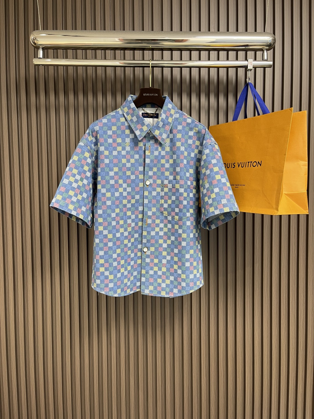 NO:137602,Tops, shorts, LV ss Spring and Summer new colorful checkerboard shorts shirt and shorts suit, depicting the versder pattern of the spring and summer show, with bright primary colors and marque l.vuitton deposee logo, can create avant-garde summer style with the same style. Size S-XL,,louis vuitton, versace, shorts, shirts, T-shirt, alexander wang19860909上衣 短裤 LV ss春夏新款彩色棋盘格短袖衬衫短裤套装,为轻盈棉质青年布描绘 春夏秀场的 vers der图案,以明丽原色和 marque l.vuitton deposee 标识焕新经典设计,可与同款共筑前卫夏日造型.尺码S-XL,,louis vuitton,versace,shorts,shirts,T-shirt,alexander wang,Men's clothing