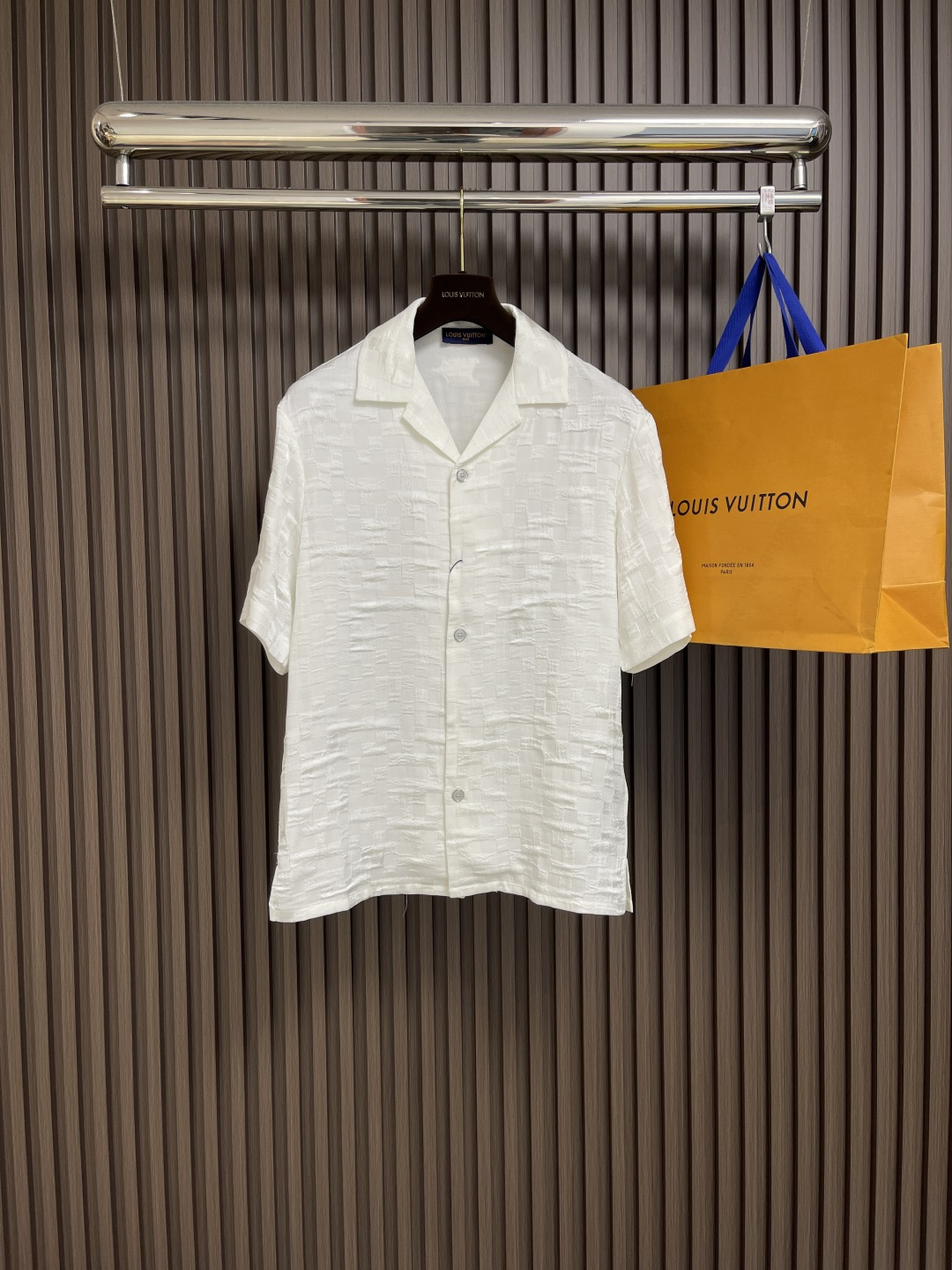 NO:137591,Top shorts P LV ss Spring and summer new simple textured summer shorts shirt shorts set, using rich textured damoflage jacquard fabric to create casual tailoring, highlighting modern style with open collar design. Beaded embroidery lv patches release unique atmosphere, can easily integrate into the trendy style of the spring and summer show, and can also interpret the elegant style with the same style. Size S-XL,,louis vuitton, shorts,shirts,T-shirt,alexander wang19860909上衣短裤P LV ss春夏新款简素纹理夏日短袖衬衫短裤套装,采用纹理丰富的 damoflage 提花面料塑造休闲剪裁,以开领设计彰显摩登格调.串珠刺绣 lv 贴饰释放别致气息,可轻松融入 春夏秀场的潮流造型,亦可与同款共同演绎闲雅风尚.尺码S-XL,,louis vuitton,shorts,shirts,T-shirt,alexander wang,Men's clothing