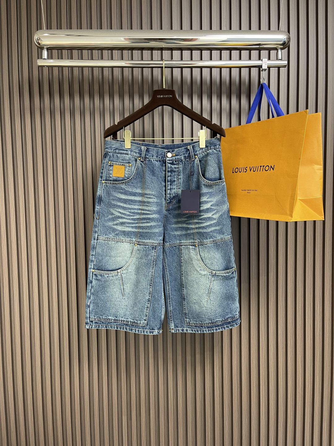 NO:137593,LV 2025ss new denim shorts, with a washed tannin cloth to present a sun-fading retro texture, and debuted in a simple skateboard pants silhouette. The ticket bag is decorated with a marque l.vuitton deposee, rivets and rear damier label to perfect details. Size S-XL,,louis vuitton, shorts, alexander wang19860909LV 2025ss新款牛仔短裤,选用水洗丹宁布呈现日晒褪色的复古质感,以简约滑板裤廓形亮相2025春夏秀场.票袋点缀正绒面革 marque l.vuitton deposee贴饰,铆钉和后部 damier 标签完善细节.尺码S-XL,,louis vuitton,shorts,alexander wang,Men's clothing