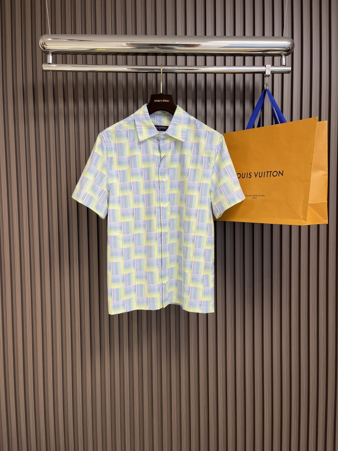 NO:137575,LV 2025ss Spring and Summer New Short-Sleeve Oxford Shirts, with a gradient effect Louis Vuitton logo, built a full 1v stairs print, cleverly incorporated into the marque l.vuitton deposee label at the back. It can be used to create a modern spring style with the same series of college-style items. Size S-XL,,louis vuitton,louis vuitton,shirts,T-shirt,alexander wang19860909LV 2025ss春夏新款短袖牛津衬衫,以渐变效果路易威登标识构筑全幅 1v stairs 印花,于后部巧妙融入 marque l.vuitton deposee 标签.可与同系列学院风格单品共筑摩登春日造型.尺码S-XL,,louis vuitton,louis vuitton,shirts,T-shirt,alexander wang,Men's clothing