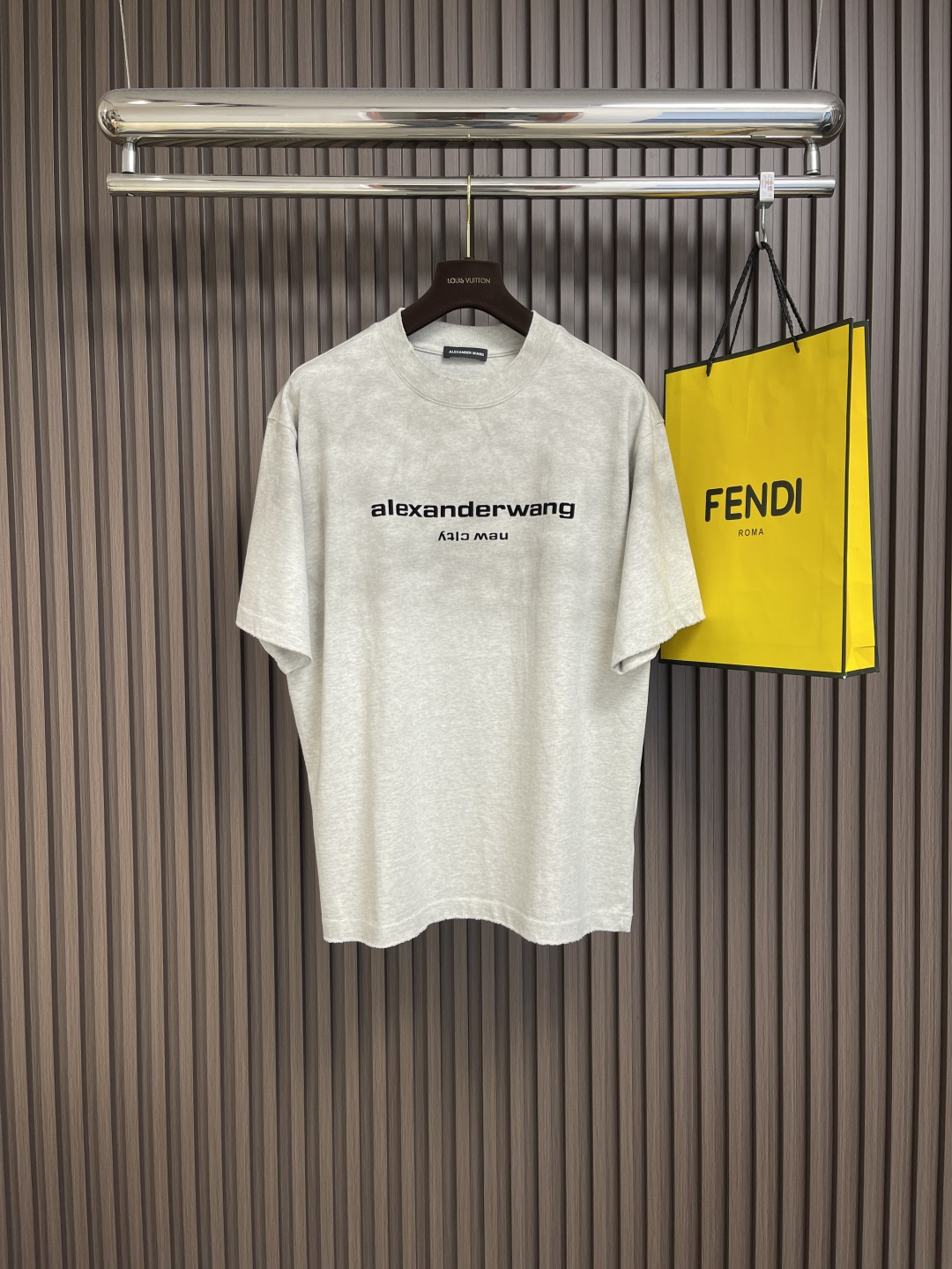 NO:137588,Alexander wang classic gradient foam letter logo printed heavy-duty wash short-sleeved T-shirt, the fabric is made of 32 double yarn plain patterns, washed water and shrinks up to 260 grams, and craft thick plate three-dimensional letters. Recommended model!  Very comfortable to use, a must-have for men and women. Size S-XL, T-shirt,tees, t-shirt,alexander wang19860909Alexander wang 经典款渐变发泡字母logo印花重工水洗短袖T恤,面料采用纯棉32支双纱平纹,经洗水 缩水达260克重,工艺厚板立体字母 推荐款噢！手感非常舒服 男女同款人手必备款.尺码S-XL,,T-shirt,tees，t-shirt,alexander wang,Men's clothing