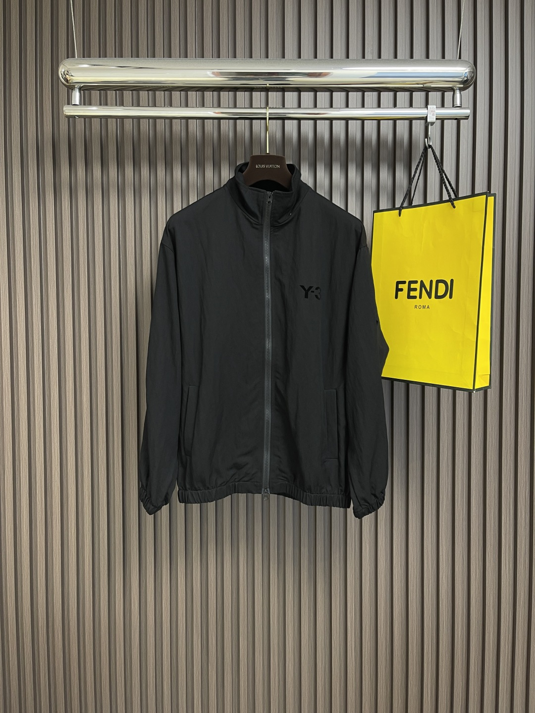 NO:137600,Y3 Yamamoto Yoshi 2025SS spring and summer new sunscreen jacket, soft polyester fabric, the upper body feels very comfortable. The y-3 letter logo glue design for the body!  It is very suitable for wearing in the current season. It has a fashionable and stylish upper body and full of energy!  The fabric feels delicate and silky, and the light texture brings you the ultimate wearing experience, without any weight bearing, and is also extremely breathable and quick-drying. It is a great choice in the hot summer!  The luxurious and attractive color scheme is full of the atmosphere of a big brand, the visual effect is unparalleled, the color fastness is impeccable, and the unique words bring more eye-catching fashion charm to the clothing!  The precise three-dimensional style is cut, and the upper body is super fashionable and stylish, creating a different street sports style!  Size M-XXL M size bust 108cm Shoulder width 55cm Clothes length 68cm L size bust 112cm Shoulder width 56cm Clothes length 69cm XL size bust 116cm Shoulder width 58cm Clothes length 70cm XXL size bust 120cm Shoulder width 60cm Clothes length 71cm, Jackets & coats,alexander wang19860909Y3 山本耀司 2025SS春夏新款防晒衣外套,面料柔软的聚酯纤维面料上身舒适感非常好.衣身y-3字母logo压胶设计！非常适合当下季节穿着,上身时尚有型,精气神十足！面料手感细腻丝滑,轻薄的质感给你带来极致的穿着体验,毫无负重感,同时也极具强大的透气速干性,真是炎炎夏日里的绝佳之选！奢华耐看的配色充满了大牌气息,视觉效果无与伦比,色牢度更是无懈可击,独特的字样更是为套服饰带来了更为养眼的时尚魅力值！精准立体的版型裁剪,上身超级时髦有型,打造出不一样的街头运动范儿！尺码M-XXL M码胸围108cm 肩宽55cm 衣长68cm L码胸围112cm 肩宽56cm 衣长69cm XL码胸围116cm 肩宽58cm 衣长70cm XXL码胸围120cm 肩宽60cm 衣长71cm,,jackets & coats,alexander wang,Men's clothing