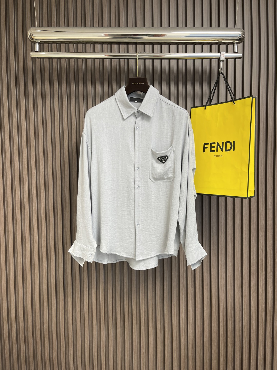 NO:137597,prada 2025SS early spring new product chest triangle logo pocket long-sleeved shirt. Regular style, classic collar, chest pocket design, cuff button opening and closing details. Straight hem, metal triangle logo on chest. Size M-XXL M size bust 112cm shoulder width 54cm long 72cm L size bust 116cm shoulder width 55cm long 73cm XL size bust 120cm shoulder width 56cm long 74cm XXL size bust 124cm shoulder width 57cm long 75cm, prada,shirts,alexander wang19860909prada 2025SS早春新品胸前三角标识口袋长袖衬衫.常规版型,经典领,胸前口袋设计,袖口纽扣开合细节.直下摆,胸前金属三角标标志.尺码M-XXL M码胸围112cm 肩宽54cm 衣长72cm L码胸围116cm 肩宽55cm 衣长73cm XL码胸围120cm 肩宽56cm 衣长74cm XXL码胸围124cm 肩宽57cm 衣长75cm,,prada,shirts,alexander wang,Men's clothing