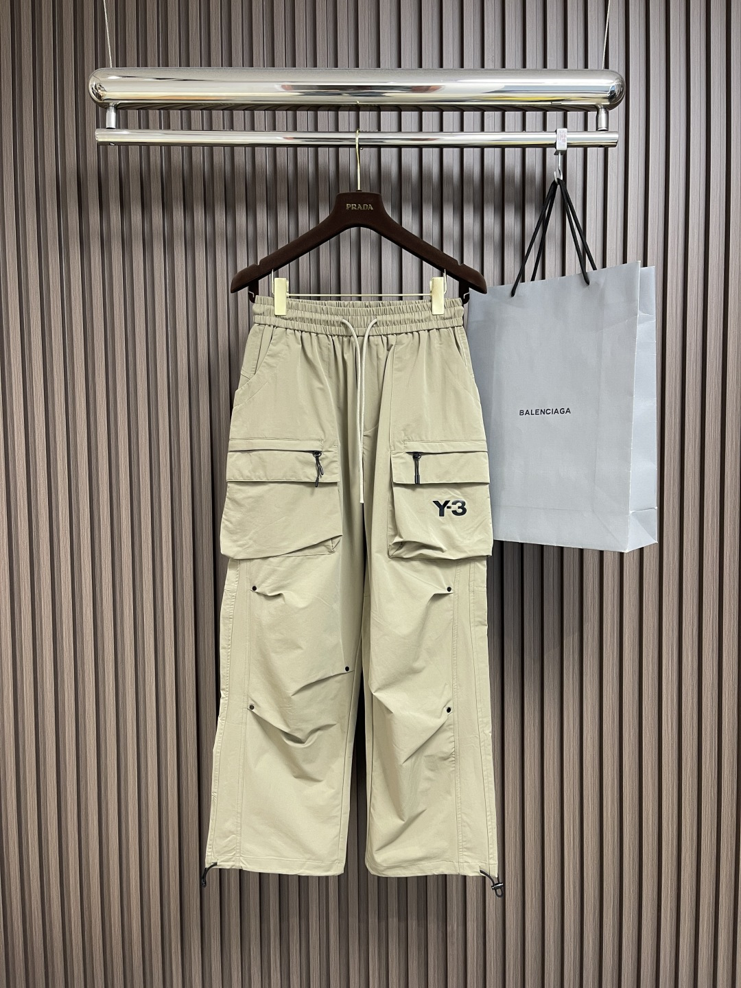 NO:137581,Y3 2025FW autumn and winter new high street multi-bag hoodies, workwear element series sports casual pants are carefully created!  Working three-dimensional pocket design!  The fabrics are not easy to deform and fade!  Three-dimensional cutting and pure cotton material are loose and stylish!  Custom fabric layered tailoring pants are full and plump!  A fashionable, versatile and rich design hoodies!  The custom fabric has natural and soft colors, fully opened up the design concept, the top versatile craftsmanship quality is excellent, and the pure cotton material is comfortable, breathable and elastic!  Size M-3XL M size waist 72-82cm hip circumference 118cm trousers length 101cm L size waist 76-86cm hip circumference 122cm trousers length 102cm XL size waist 80-90cm hip circumference 126cm trousers length 103cm XXL size waist 84-94cm hip circumference 130cm trousers length 104cm XXXL size waist 88-98cm hip circumference 134cm trousers length 105cm, alexander wang19860909Y3 2025FW秋冬新品高街多袋卫裤,工装元素系列运动休闲裤精细打造！工装立体口袋设计！水洗工艺面料不易变形褪色！立体剪裁定纯棉料宽松版型挺阔有型！定制面料层次剪裁裤型饱满丰盈！时尚百搭富有设计的一款卫裤！定制面料色泽自然柔和设计理念完全打开、工艺品质顶级百搭版型极好、纯棉材质舒适透气有弹性！尺码M-3XL M码腰围72-82cm臀围118cm 裤长101cm L码腰围76-86cm 臀围122cm 裤长102cm XL码腰围80-90cm臀围126cm 裤长103cm XXL码腰围84-94cm 臀围130cm 裤长104cm XXXL码腰围88-98cm 臀围134cm 裤长105cm,,alexander wang,Men's clothing