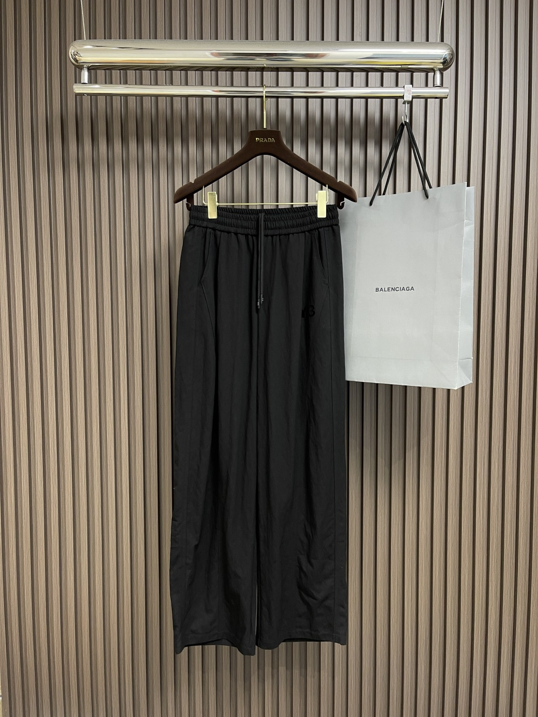 NO:137584,Y3 Yamamoto Yoshi 2025SS spring and summer new straight-leg pants, soft polyester fiber fabric, the upper body feels very comfortable. y-3 letter logo glue design!  It is very suitable for wearing in the current season. It has a fashionable and stylish upper body and full of energy!  The fabric feels delicate and silky, and the light texture brings you the ultimate wearing experience, without any weight bearing, and is also extremely breathable and quick-drying. It is a great choice in the hot summer!  The luxurious and attractive color scheme is full of the atmosphere of a big brand, the visual effect is unparalleled, the color fastness is impeccable, and the unique words bring more eye-catching fashion charm to the clothing!  The precise three-dimensional style is cut, and the upper body is super fashionable and stylish, creating a different street sports style!  Size M-3XL M size waist 65cm seat circumference 116cm trousers length 105cm L size waist 68cm seat circumference 120cm trousers length 107cm XL size waist 71cm seat circumference 124cm trousers length 109cm XXL size waist 74cm seat circumference 128cm trousers length 111cm XXXL size waist 77cm seat circumference 132cm trousers length 113cm, alexander wang19860909Y3 山本耀司 2025SS春夏新款直筒裤,面料柔软的聚酯纤维面料上身舒适感非常好.y-3字母logo压胶设计！非常适合当下季节穿着,上身时尚有型,精气神十足！面料手感细腻丝滑,轻薄的质感给你带来极致的穿着体验,毫无负重感,同时也极具强大的透气速干性,真是炎炎夏日里的绝佳之选！奢华耐看的配色充满了大牌气息,视觉效果无与伦比,色牢度更是无懈可击,独特的字样更是为套服饰带来了更为养眼的时尚魅力值！精准立体的版型裁剪,上身超级时髦有型,打造出不一样的街头运动范儿！尺码M-3XL M码腰围65cm 座围116cm 裤长105cm L码腰围68cm座围120cm 裤长107cm XL码腰围71cm 座围124cm 裤长109cm XXL码腰围74cm 座围128cm 裤长111cm XXXL码腰围77cm 座围132cm 裤长113cm,,alexander wang,Men's clothing