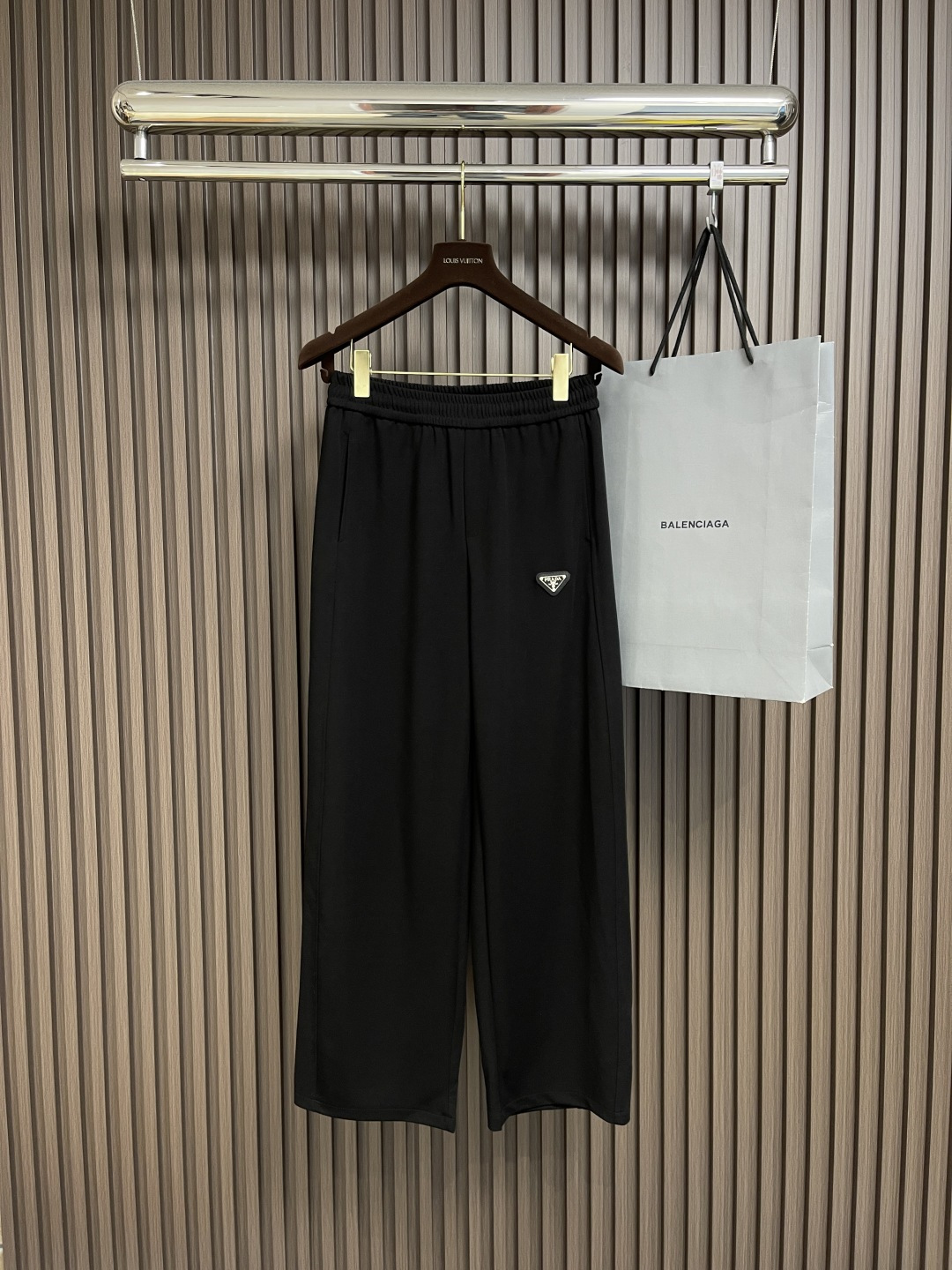 NO:137590,Prada 2025SS early spring new straight-leg casual pants, this fashionable and casual straight-leg pants for men and women, has become the new favorite of trendy experts with its unique design and comfortable wearing experience. It shows a unique sense of fashion. The straight-leg style is smoothly cut, which not only modifies the leg shape but also retains enough space for movement. Both men and women can easily control it, showing the personality charm. The fabric is made of high-quality blended materials, which is soft and skin-friendly, and has good breathability. Even if worn for a long time, it can be kept dry and comfortable. Details are exquisitely processed, such as exquisite stitching and practical pocket design, which all reflect the ingenuity. Whether it is daily travel, casual gatherings or light sports, this spliced ​​straight-leg pants can become your ideal choice, allowing you to wander freely between fashion and comfort and lead the new trend. Size M-3XL M size waist 70cm seat circumference 116cm  Pants length 103cm L size waist 73cm seat circumference 120cm Pants length 105cm XL size waist 76cm seat circumference 124cm Pants length 107cm XXL size waist 79cm seat circumference 128cm Pants length 109cm XXXL size waist 82cm seat circumference 132cm circumference 111cm,,prada,alexander wang19860909Prada 2025SS早春新款直筒休闲裤,这款时尚休闲男女同款直筒裤,以其独特的设计与舒适的穿着体验,成为潮流达人的新宠.展现出别具一格的时尚感.直筒版型剪裁流畅,既修饰腿型又保留足够的活动空间,无论男女都能轻松驾驭,彰显个性魅力.面料选用优质混纺材料,柔软亲肤,透气性好,即便长时间穿着也能保持干爽舒适.细节处理精致,如精致的缝线、实用的口袋设计,无不体现出匠心独运.无论是日常出行、休闲聚会还是轻度运动,这款拼接直筒裤都能成为你的理想选择,让你在时尚与舒适间自由游走,引领潮流新风尚.尺码M-3XL M码腰围70cm 座围116cm 裤长103cm L码腰围73cm座围120cm 裤长105cm XL码腰围76cm 座围124cm 裤长107cm XXL码腰围79cm 座围128cm 裤长109cm XXXL码腰围82cm 座围132cm 裤长111cm,,prada,alexander wang,Men's clothing