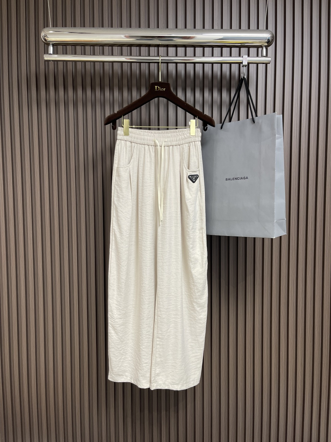 NO:137587,Prada's new straight-leg trousers in spring and summer, using high-quality Tencel linen fabric, super comfortable and breathable, the fabric is excellent in skin-friendly, comfortable and thin, not easy to wrinkle and shrink, super beautiful!  The overall outline design is perfect, crisp and stylish!  Clean, neat and high-end!  Size M-3XL M size waist 70cm seat circumference 116cm trousers length 103cm L size waist 73cm seat circumference 120cm trousers length 105cm XL size waist 76cm seat circumference 124cm trousers length 107cm XXL size waist 79cm seat circumference 128cm trousers length 109cm XXXL size waist 82cm seat circumference 132cm trousers length 111cm,,prada,alexander wang19860909Prada 春夏季新款直筒长裤,采用优质天丝亚麻料面料,超级舒适透气,面料极好亲肤舒适轻薄,不易起皱不易缩水,超级好看！整体轮廓版型设计完美,挺括有型！干净利落高级感！尺码M-3XL M码腰围70cm 座围116cm 裤长103cm L码腰围73cm座围120cm 裤长105cm XL码腰围76cm 座围124cm 裤长107cm XXL码腰围79cm 座围128cm 裤长109cm XXXL码腰围82cm 座围132cm 裤长111cm,,prada,alexander wang,Men's clothing