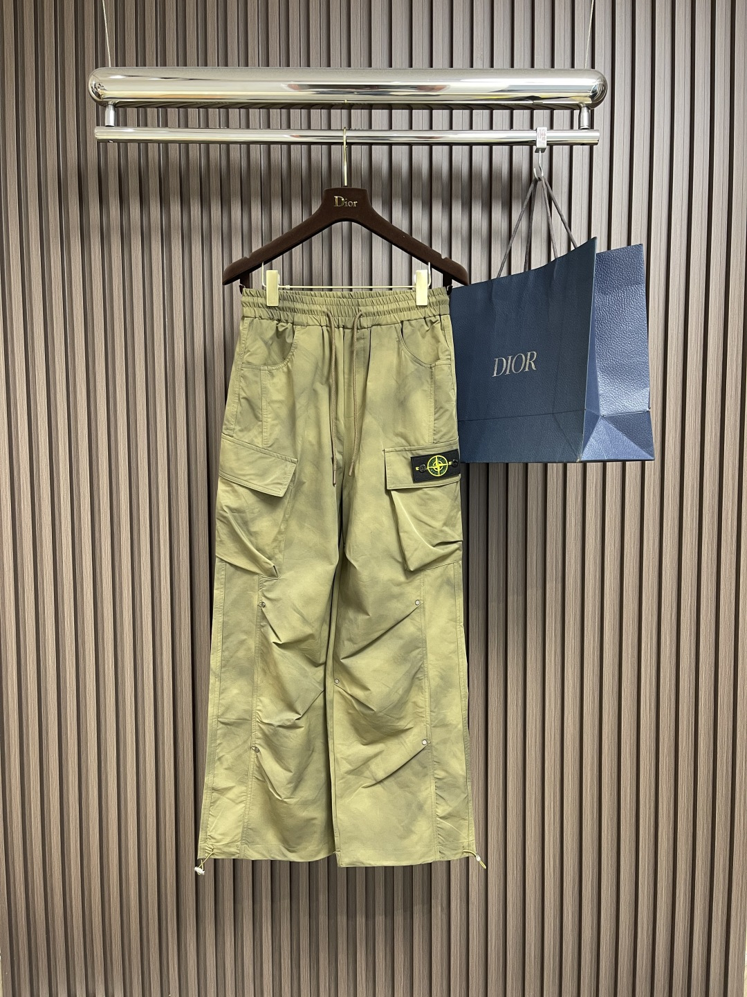 NO:137578,stone island outdoor American work pants, multi-pocket design, simple and elegant, first choice for daily commuting, higher recognition, loose silhouette, can be used for both men and women, heavy wash, very good texture, full of cotton, excellent material feel!  Size M-3XL M size waist 72-82cm hip circumference 118cm trousers length 101cm L size waist 76-86cm hip circumference 122cm trousers length 102cm XL size waist 80-90cm hip circumference 126cm trousers length 103cm XXL size waist 84-94cm hip circumference 130cm trousers length 104cm XXXL size waist 88-98cm hip circumference 134cm trousers length 105cm, alexander wang19860909stone island 石头岛户外美式工装裤,多口袋设计,简约大方日常通勤首选,辨识度更高,宽松廓型,男女都可驾驭,重度洗水, 质感非常好,棉感十足,实物质感极佳！尺码M-3XL M码腰围72-82cm臀围118cm 裤长101cm L码腰围76-86cm 臀围122cm 裤长102cm XL码腰围80-90cm臀围126cm 裤长103cm XXL码腰围84-94cm 臀围130cm 裤长104cm XXXL码腰围88-98cm 臀围134cm 裤长105cm,,alexander wang,Men's clothing