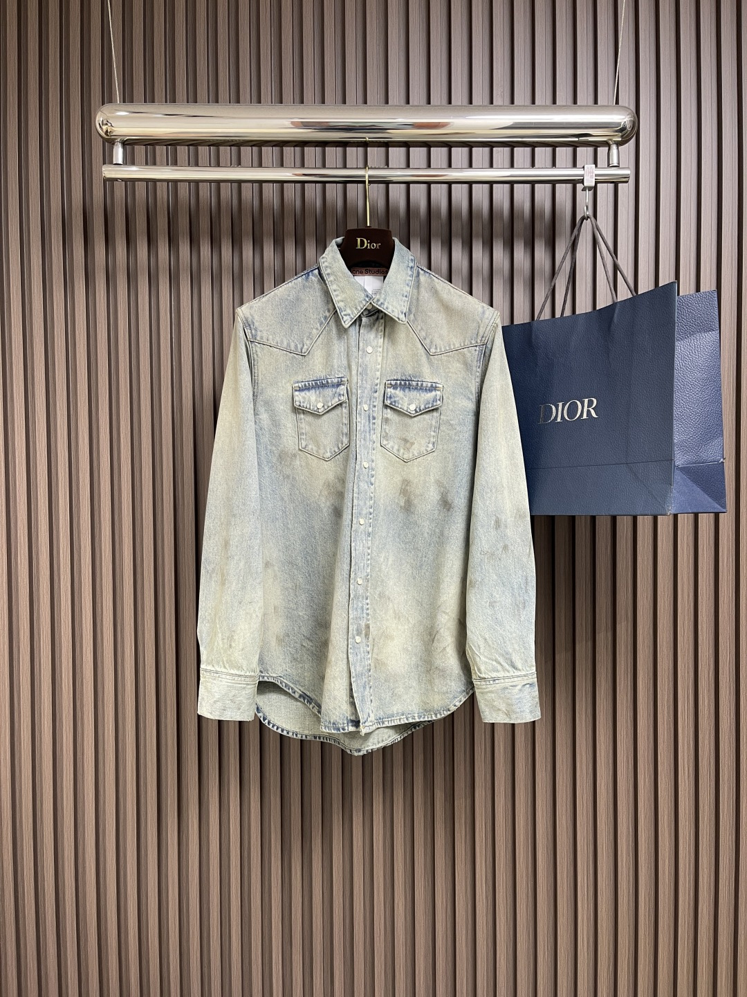 NO:137598,acne studios fw  Washed old splashed ink denim shirt jacket, pure cotton twill denim material, made of high-density equipment imported from Italy. The original embryo base does not contain spandex and has almost no elasticity, conveying the simplicity of the denim item itself. The fabric is made of washing water and paddle-reducing, and the washing process takes 3 times to restore the original color. Through washing water and sand and gravel polishing, it forms an old texture and excessively natural color. The hand-painted graffiti art of large body is adjusted according to the original color, and the ultimate color is restored.  Irregular graffiti design style. Manually positioned coating is purely hand-sprayed horse mule. After special washing effect, it forms a unique anti-aging effect. It combines the rust spot pollution and staining effect to create a dirty appearance. The engraving hardware accessories are customized for mold opening, details are synchronized, and the three-standard auxiliary materials are complete. Classic lapel design, loose straight shirt cut, three-dimensional and stylish upper body, size 46-48-50,,acne  studios,dior,jackets & coats,alexander wang19860909acne studios fw 水洗做旧泼墨牛仔衬衣外套,纯棉斜纹丹宁材质,由意大利进口高密度器械制造.原胚底不含氨纶几乎无弹,传达牛仔单品本身的拙朴质感.面料先做洗水退桨,洗水工艺反复需要3次才能还原原版颜色,通过洗水及砂石打磨,形成做旧质感,色泽过度自然.大身的手绘涂鸦艺术根据原版对比调色后,极限还原色绘画波点印花的不规则涂鸦设计风格.人工定位涂层纯手工喷马骡,特殊水洗效果处理后形成了一种的独特做旧效果,独特赃污做旧效果,结合锈斑赃污染色效果相结合,打造污染脏脏外观.刻字五金配件开模定做,细节同步原版,三标辅料配套齐全.经典翻领设计,直筒衬衣宽松版型剪裁,上身立体有型,尺码46-48-50,,acne studios,dior,jackets & coats,alexander wang,Men's clothing