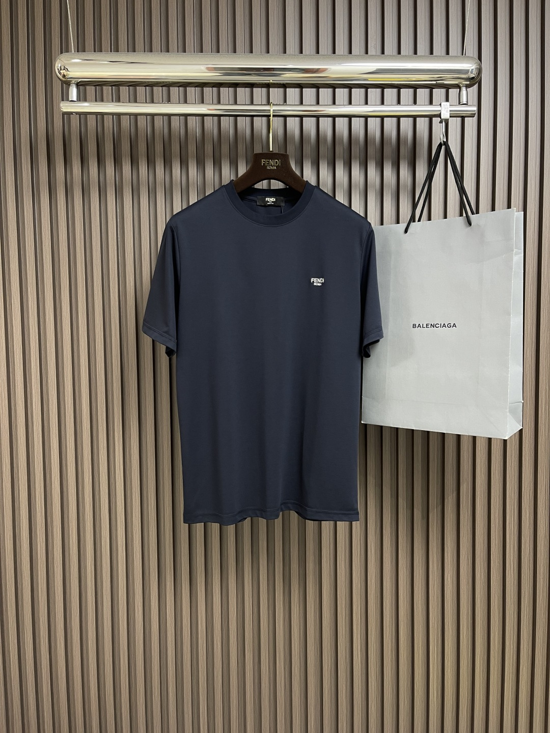 NO:139047,fendi  The short-sleeved T-shirt with the same letters, which has a simple but fashionable design, has become a versatile item in the wardrobe. This short-sleeved fabric is made of high-quality fabrics, soft and comfortable, and has good breathability. Whether it is daily travel or casual sports, you can feel an excellent wearing experience. The micro-sleeved design is exquisite and compact, with smooth lines of letters, showing a low-key fashion sense. The design with the same style of men and women breaks the gender boundaries of traditional clothing. Whether it is men or women, they can easily control it and show their unique charm. Short-sleeved sleeves  The style is tailored but not tight, which can well modify the body lines and make you stand out among the crowd. At the same time, a variety of colors are available to meet the matching needs of different occasions and make your outfit more colorful. Whether it is matching or, this short-sleeved letter mark for men and women can be easily controlled, making your overall look more fashionable and generous. Whether it is for yourself or for relatives and friends, it is a good choice. Come and buy it, and make this short-sleeved sleeve a must-have item in your closet!  Size XS-L, fendi, T-shirt,tees, t-shirt,alexander wang19860909fendi 字母微标男女同款短袖T恤,以其简约而不失时尚的设计,成为了衣橱中的百搭单品.这款短袖采用优质面料,柔软舒适,透气性好,无论是日常出行还是休闲运动,都能让你感受到极佳的穿着体验.微标设计精致小巧,字母线条流畅,彰显低调的时尚感.男女同款的设计,打破了传统服饰的性别界限,无论是男性还是女性,都能轻松驾驭,展现出自己的独特魅力.短袖的版型剪裁合身而不紧绷,能够很好地修饰身材线条,让你在人群中脱颖而出.同时,多种颜色可供选择,满足不同场合的搭配需求,让你的穿搭更加丰富多彩.无论是搭配、还是,这款字母微标男女同款短袖都能轻松驾驭,让你的整体造型更加时尚、大方.无论是送给自己,还是送给亲朋好友,都是一份不错的选择.快来选购吧,让这款短袖成为你衣橱中的必备单品！尺码XS-L,,fendi,T-shirt,tees，t-shirt,alexander wang,Men's clothing