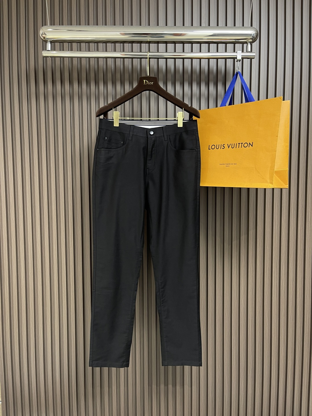 NO:139072,BrunelloCucinelli BC Men's Tiansi Cotton Casual Black Pants 2025SS Early Spring New Style, Perfect Leather Wrap, Customized Original Hardware, Exquisite Leather Brands on the Back, Customer-supplied Imported Tiansi Modal Fabric, Wide Size, Versatile, Size 31-32-33-34-36-38,,brunello Cucinelli, Alexander Wang19860909BrunelloCucinelli BC 男士天丝棉休闲小黑裤 2025SS早春新款,内里完美包边,定制原版五金,背面精美皮牌,客供进口天丝莫代尔面料 版型挺阔 上身百搭.尺码31-32-33-34-36-38,,brunello cucinelli,alexander wang,Men's clothing