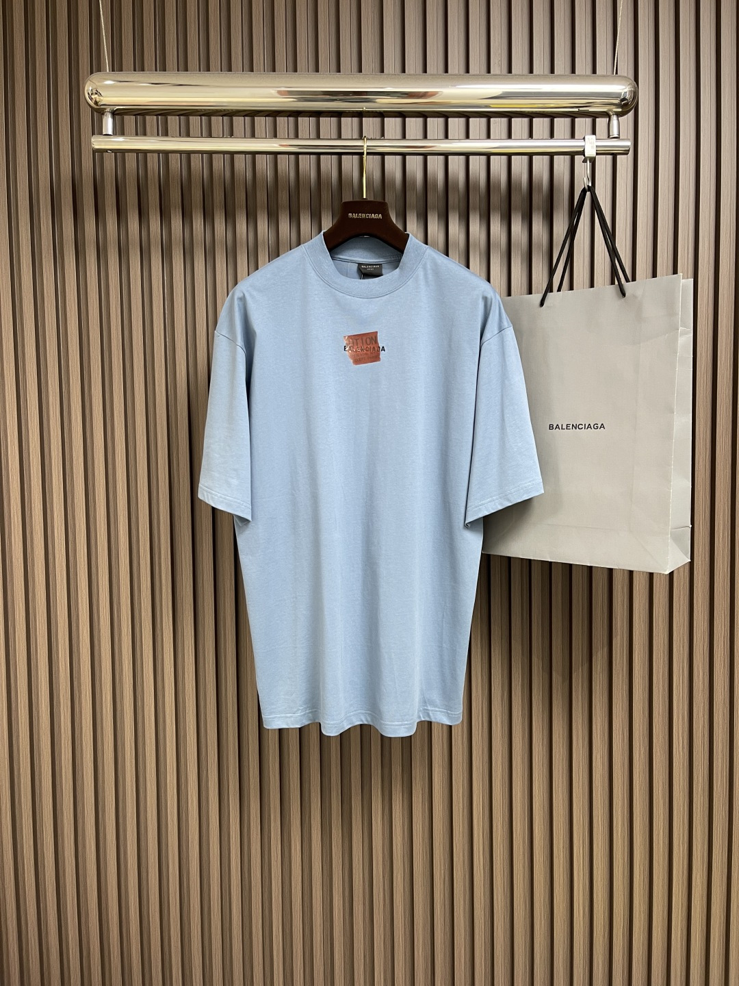 NO:139052,Balenciaga Balenciaga Red tape letter embroidered short-sleeved T-shirt, fabric is made of Paris Z, 100% pure cotton double-stranded surface, 320g washing water front high-definition scanning pattern perfectly restores the garment after the frying washing process, hand-fried washing process, changes are produced during the washing process, and a looming printing and aging effect is presented. Size XS-S-M,,balenciaga,balenciaga,T-shirt,tees,t-shirt,alexander wang19860909balenciaga 巴黎世家 红胶带字母刺绣短袖t恤,面料采用巴黎z制定染 百分百纯棉双股面 320g成衣洗水前幅高清扫描图案完美还原成衣后炒色洗水工艺 多处手工磨烂 洗水过程中通过特殊处理后产生变化 呈现若隐若现的印花做旧效果.尺码XS-S-M,,balenciaga,balenciaga,T-shirt,tees，t-shirt,alexander wang,Men's clothing