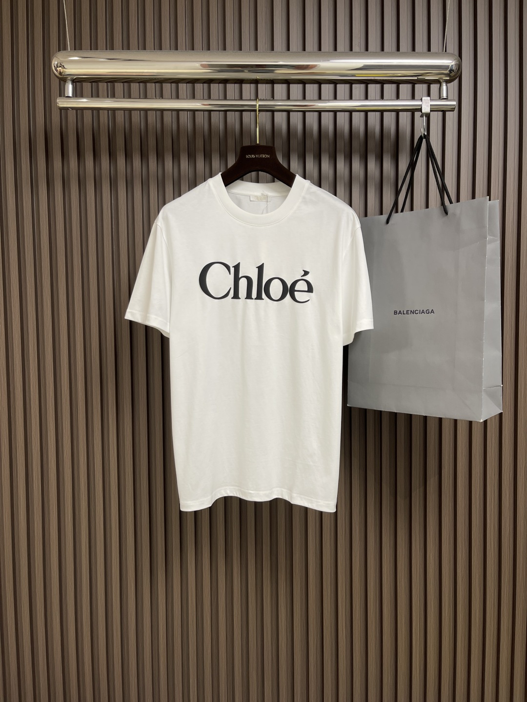 NO:139032,chloe 2025ss Spring and Summer new product letter logo decorative slim T-shirt. Pure cotton fabric is comfortable to wear. The slim fit style looks great for the upper body. Whether it is inside or outside, it looks very good. Universal versatile items. Printing craft letters are eye-catching and beautiful. It is a limited summer model. Size M-3XL, chloe, loewe, tees, t-shirt, alexander wang19860909chloe 2025ss春夏新品字母logo装饰修身t恤 纯棉面料穿着舒适 修身合体版型上身巨显瘦 不管是内搭或者外穿都很好看 万能百搭单品 印花工艺字母吸睛好看 属于夏日限定款.尺码M-3XL,,chloe,loewe,tees，t-shirt,alexander wang,Men's clothing