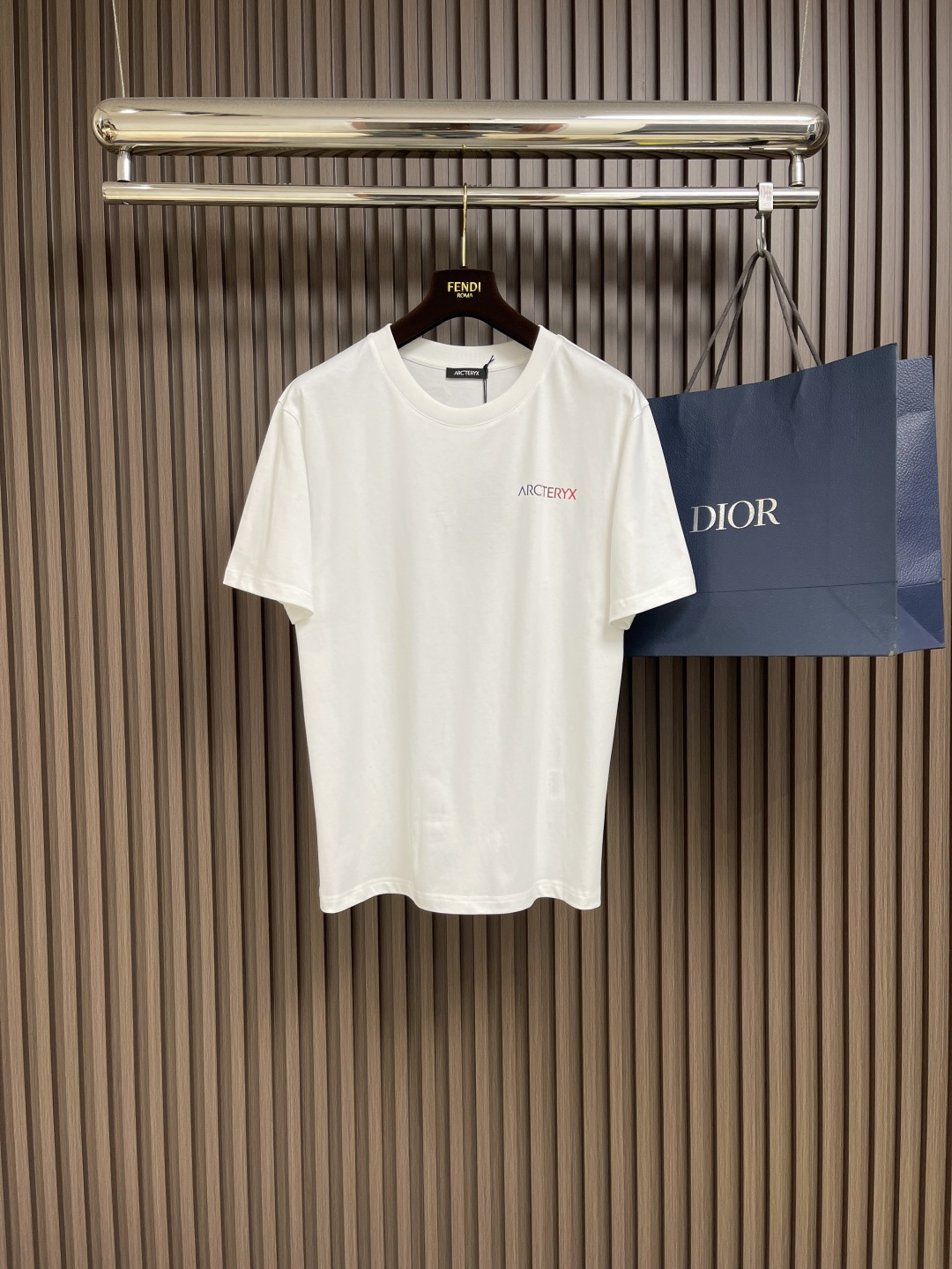 NO:139057,Arcteryx logo gradient printed round neck loose American retro short-sleeved T-shirt. The fabric is made of 40 260g double yarn fabric. The upper body is stylish and has an invincible texture. It is definitely a short-sleeved T-shirt with extremely high cost performance. It is comfortable and breathable, medium thickness. Excellent stretchability, washing resistance, three-dimensionality, simple and handsome, and does not choose the styles worn by people of the age group. Whoever wears them is more handsome, and the original skills are smooth. Size M-3XL, arc'teryx, T-shirt,tees, t-shirt, alexander wang19860909Arcteryx 始祖鸟 logo渐变印花圆领宽松美式复古短袖t恤 面料采用40支260g双纱面料,上身有型,质感无敌,绝对属于性价比极高的一款短袖t恤,舒适透气厚度中等 优良的伸缩性,耐洗性,立体感十足,版型简洁帅气,不挑年龄段人穿的款式、谁穿谁好帅气,原厂技艺流畅.尺码M-3XL,arc'teryx,T-shirt,tees，t-shirt,alexander wang,Men's clothing