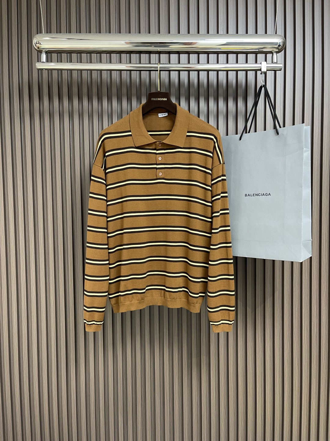 NO:139076,loewe 2025ss contrasting striped letters long sleeve polo, imported customers, cotton-free and comfortable, three-button placket, the upper body is particularly energetic, the back collar three-dimensional embroidery design, simple and casual, suitable for daily commuting. Size S-M-L,,loewe, alexander wang19860909loewe 2025ss撞色条纹字母长袖 polo,进口客供棉棉感十足柔软透气舒适,三纽扣门襟,上身特显精神,后领立体刺绣设计,简约休闲,日常通勤皆宜.尺码S-M-L,,loewe,alexander wang,Men's clothing