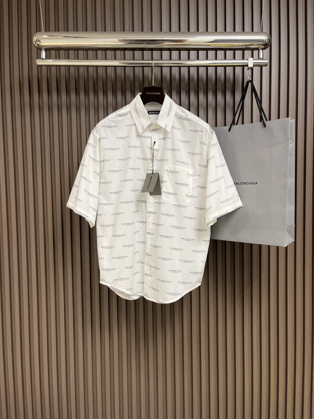 NO:139041,Balenciaga 2025fw show style full-print logo barrage short-sleeved shirt, the fabric is made of fixed weaving and the original feel, and high-quality pure cotton fabric!  Balenciaga classic logo collection, printed environmentally friendly color fixing treatment, anti-shrinkage treatment!  The overall style is large, customized buttons and accessories, the quality is visible to the naked eye. Size S-XL 38-39-40-41,,balenciaga,balenciaga,shirts,T-shirt,alexander wang19860909Balenciaga 2025fw 秀款满印logo弹幕短袖衬衫,面料采用定织与原版手感一致,高质感纯棉面料！巴黎世家经典logo大集合 印花环保固色处理,防缩处理！整体版型偏大 定制纽扣与辅料,品质肉眼可见.尺码S-XL 38-39-40-41,,balenciaga,balenciaga,shirts,T-shirt,alexander wang,Men's clothing