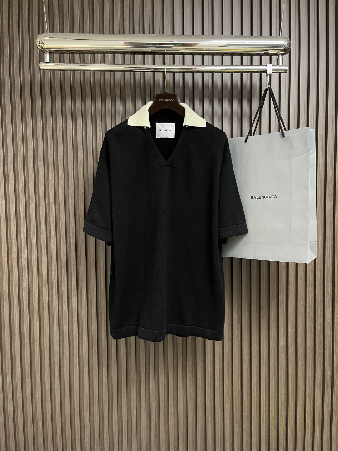 NO:139036,jil sander 2025SS new style detachable white-collar polo shirt, the whole dress uses 402s Xinjiang long velvet cotton yarn, fixed weaving and dyeing, the white collar is white apricot color, slightly transparent with a little rice apricot color, not pure white or bleached. Size S-XL, jil sander, alexander wang19860909jil sander 2025SS新款 可拆卸白领polo衫,整件衣服采用402s新疆长绒棉纱线,定织定染,白色领子为白杏色,稍微会透一点米杏色,并非为纯白或者漂白.尺码S-XL,,jil sander,alexander wang,Men's clothing