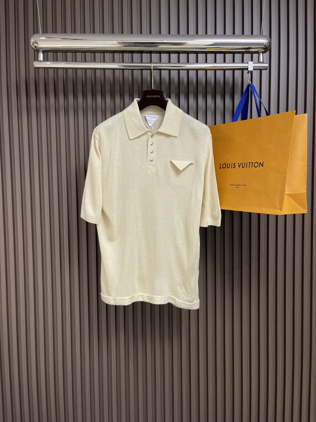 NO:139024,bv linen fake pocket triangle mark and cotton knitted short-sleeved polo, spring and summer new lapel sweater tops Minimalist style basic style Custom yarn knitted more soft and comfortable. Size S-M-L, bottega veneta, T-shirt, alexander wang19860909bv 亚麻色假口袋三角标及棉针织短袖polo,春夏新款翻领针织衫上衣 极简风基础款 定制纱线的针织更加柔软舒适.尺码S-M-L,,bottega veneta,T-shirt,alexander wang,Men's clothing