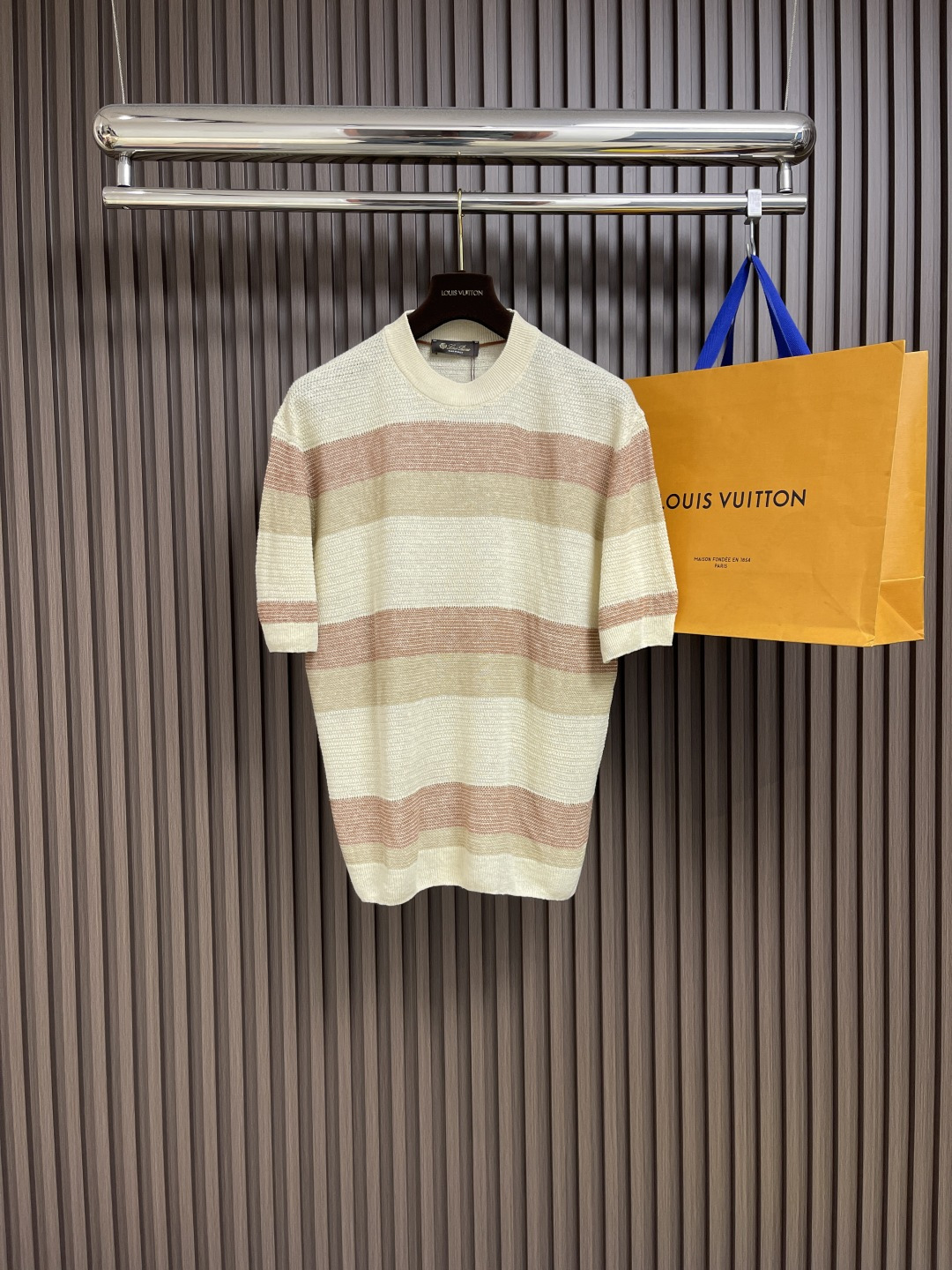 NO:139027,loro piana  Lines multi-color striped short-sleeved T-shirt, the fabric is made of 261s pure linen yarn, all three colors are fixed in dyeing, the development time is nearly 20 days, and the color is almost the same as the original. Due to the fabric characteristics of linen, the clothes are made of soft texture, soft feel, good natural luster, and good breathability, and the upper body can keep the body cool. The process of each color segment is different. The beige segment adopts a very complex front and back flowering process, and the color segment adopts a special needle-turning and dotted thread process, two kinds of processes  The art interaction will be particularly troublesome to do on the machine. Due to the special nature of the process, ordinary domestic machines cannot be made. We used the few imported island essence fourteen-needle inlay machine on the market to weave pieces, because the island essence machine has more yarn mouths, which can more effectively debug and drill. Since it is a fine knitted piece, the sewing of the whole piece of clothing will be more troublesome. The trolley tray must also be made with eighteen or twenty-needle trays, so the clothes put out are tight and delicate. Size S-M-L, loro  piana, T-shirt,tees,t-shirt,alexander wang19860909loro piana 亚麻多色条纹短袖T恤,面料采用261s纯亚麻纱线,三色全部定染,开发时间接近20天,颜色几乎和原版一样.由于亚麻的面料特性,衣服做出来质地柔和,手感松软,具有良好的自然光泽,而且透气性也很好,上身也能保持身体凉爽.这款每个色段的工艺都不一样,米色那段采用非常复杂的正反针打花工艺,夹色那段采用了特殊的翻针虚线工艺,两种工艺交互穿插进行,机器上做起来就会特别的麻烦.由于工艺的特殊性,普通国产机器做不下来,我们使用了市面上比较少的进口岛精十四针嵌花机进行织片,因为岛精机器纱嘴多,能更有效地进行调试打片.由于是细针织片,整件衣服的缝合会比较的麻烦,套口针盘也必须得用十八针或者二十针盘,这样套出来的衣服也紧密和细腻.尺码S-M-L,,loro piana,T-shirt,tees，t-shirt,alexander wang,Men's clothing