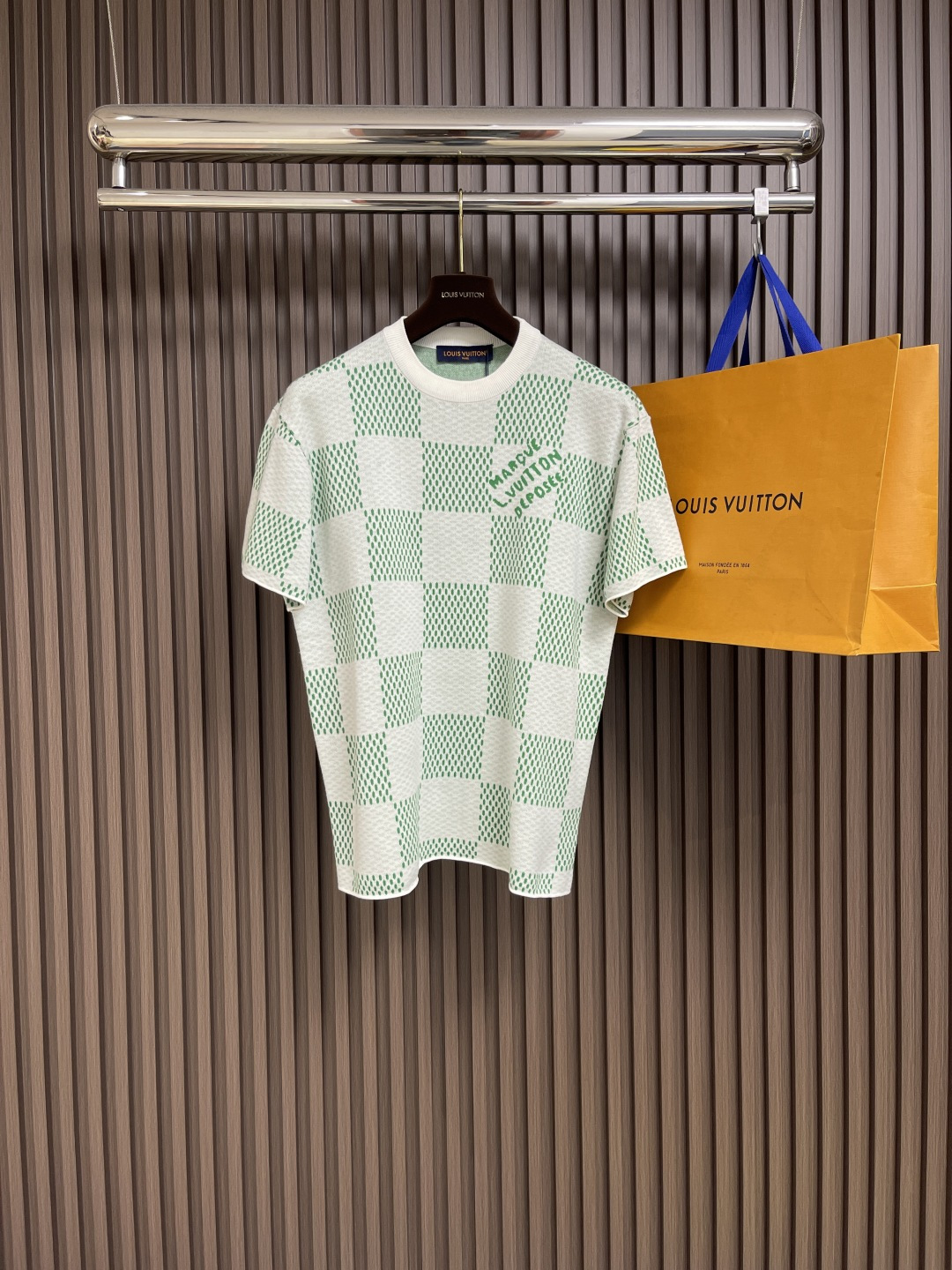 NO:139046,LV checkerboard wool short-sleeved T-shirt, with fully combed cotton yarn yarn. The knitted sheet is made of 470w-one German imported Stor 14-needle ultra-fine machine, and is knitted parallel and average speed according to the original single-sided local mesh bottom wool tissue. Each piece takes 270 minutes. When weaving, 16 sponges are alternately weaved. The number of lines of front wool knitted is as high as 6352 lines. The newly woven pieces of clothing are very large. They need to be hand-picked and knitted heads to be inspected. After random inspection, they can be sewn and picked. The overall line is straight and delicate. The fabric is comfortable and soft. The color is consistent and there is no color difference. It can be matched with the same style to create a fashionable shape. It can be customized for various occasions. Customized auxiliary materials are complete, and the three standards are complete, and the same style for men and women!  Size S-XL, louis vuitton, T-shirt,tees, t-shirt,alexander wang19860909LV 棋盘格毛织短袖T恤,选用全精梳棉纱纱线,织片采用价值47w一台的德国进口斯托尔14针超细机器进行编织,参照原版单边局部网底挂毛组织进行平行均速编织,每件耗时270分钟,编织时由16把沙嘴来回交替进行编织,单单一块前服挂毛编织行数就高达6352行,刚织出的衣片结头巨多,需要纯手工挑线,打结头检验,抽查后才能进行缝挑,洗水,整体走线平直细腻 面料舒适柔软 颜色一致无色差 能与同款搭配营造时尚造型,驾驭各种场合,定制辅料,三标齐全,男女同款！尺码S-XL,,louis vuitton,T-shirt,tees，t-shirt,alexander wang,Men's clothing