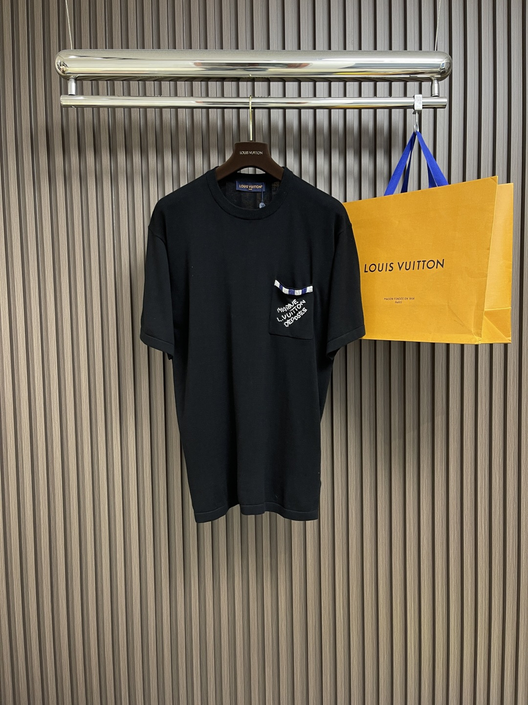 NO:139031,LV 2025SS spring and summer new short-sleeved round-neck knitted T-shirt, with contrasting beaded embroidery, shaping the damier trim, and the marque vuitton deposee logo is a common finishing touch on the chest patch pocket, which can inject attention into daily casual looks!  Same style for men and women. Size S-XL, louis vuitton, T-shirt,tees, t-shirt,alexander wang19860909LV 2025SS春夏新款短袖圆领针织T恤,以撞色串珠刺绣塑造 damier 饰边,与marque vuitton deposee标识共同点睛胸前贴袋,可为日常休闲造型注入瞩目格调！男女同款.尺码S-XL,,louis vuitton,T-shirt,tees，t-shirt,alexander wang,Men's clothing