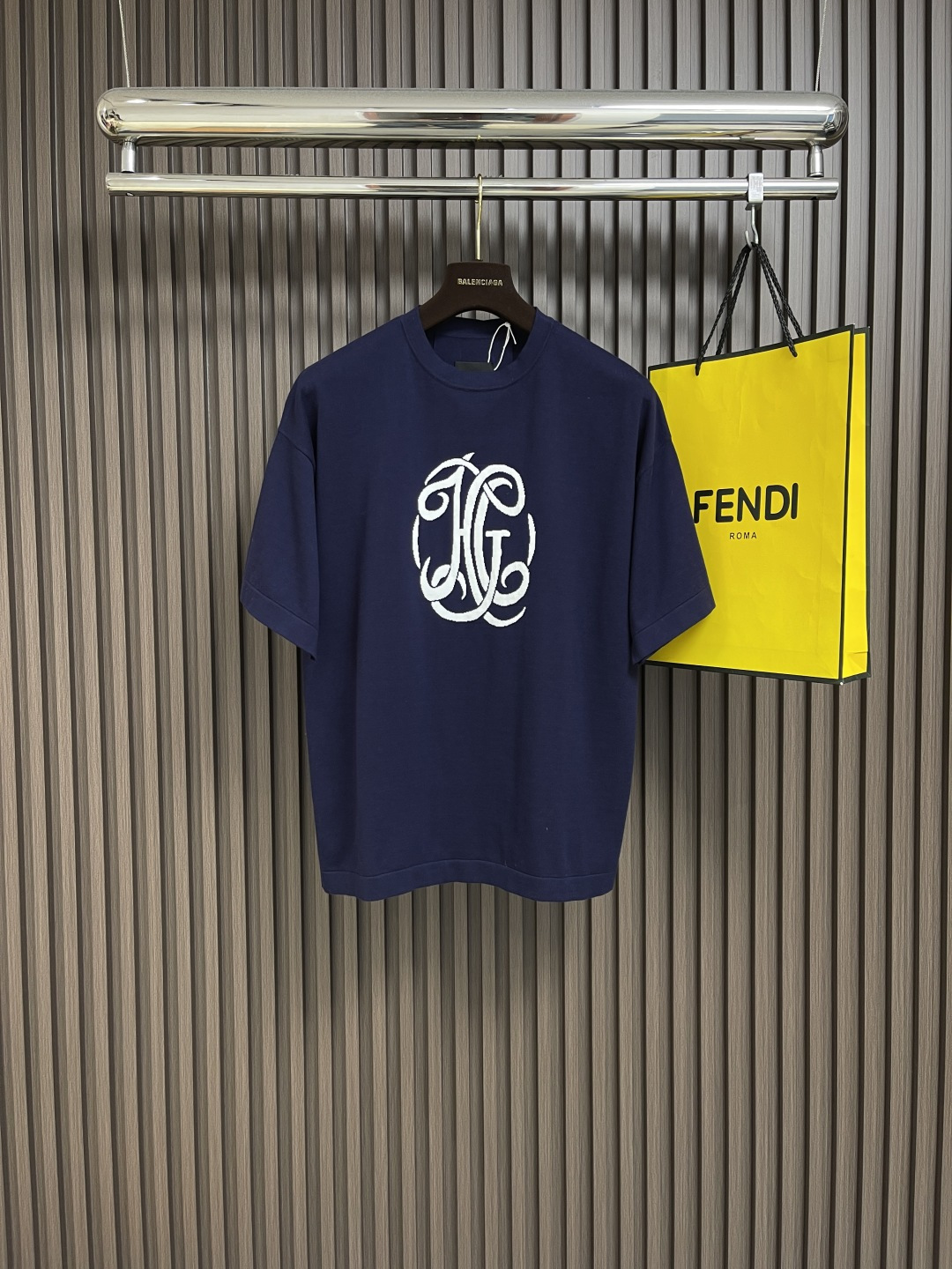 NO:139062,Givenchy HG signature jacquard knitted short-sleeved T-shirt, made of 50 pure cotton wool yarn, 16-pin imported fine knitted, the ready-to-wear effect is thin and breathable, the U-neck design style is matched with 10*10 turtle back fit. The overall wiring is straight and delicate, the fabric is comfortable and soft, the color is consistent and there is no color difference. It can be matched with the same style to create a fashionable look, control various occasions, customized auxiliary materials, complete three standards, the same style for men and women!  Size S-M-L, given, T-shirt,tees,t-shirt,alexander wang19860909givenchy hg签名提花针织短袖T恤,采用50支纯棉毛纱,16针进口细针织出,成衣效果轻薄透气,u型领口设计风格搭配10*10龟背贴合.整体走线平直细腻,面料舒适柔软,颜色一致无色差 能与同款搭配营造时尚造型,驾驭各种场合,定制辅料,三标齐全,男女同款！尺码S-M-L,,givenchy,T-shirt,tees，t-shirt,alexander wang,Men's clothing