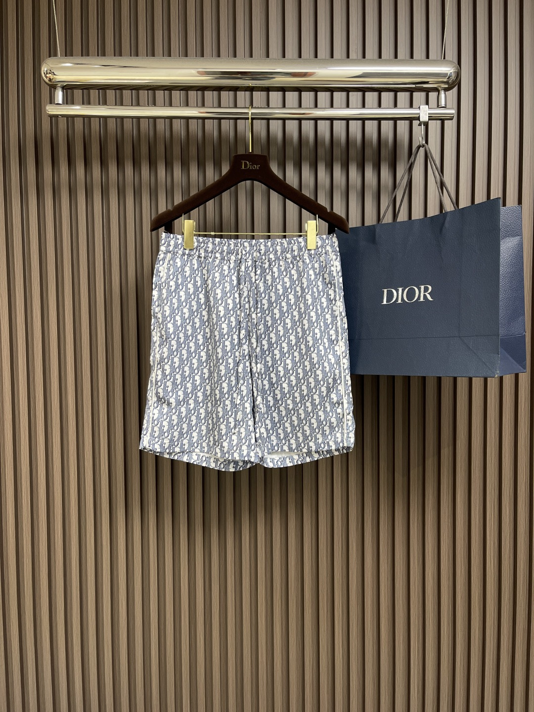 NO:139066,Dior 2025ss new casual shorts, displaying the brand's classic oblique print. It is carefully crafted from white and blue mulberry silk twill fabric, with elastic waist and drawstring, with side seam pockets, loose cut, can be worn with matching shirts to create a delicate look. Size S-XL 46-52,,dior, shorts,shirts,alexander wang19860909Dior 2025ss新款休闲短裤,通体展示品牌的经典oblique 印花.采用白色和蓝色桑蚕丝斜纹面料精心制作,弹性腰头搭配抽绳,设有侧面开缝口袋,宽松剪裁,可与配套的衬衫搭配穿着打造精致的造型.尺码S-XL 46-52,,dior,shorts,shirts,alexander wang,Men's clothing