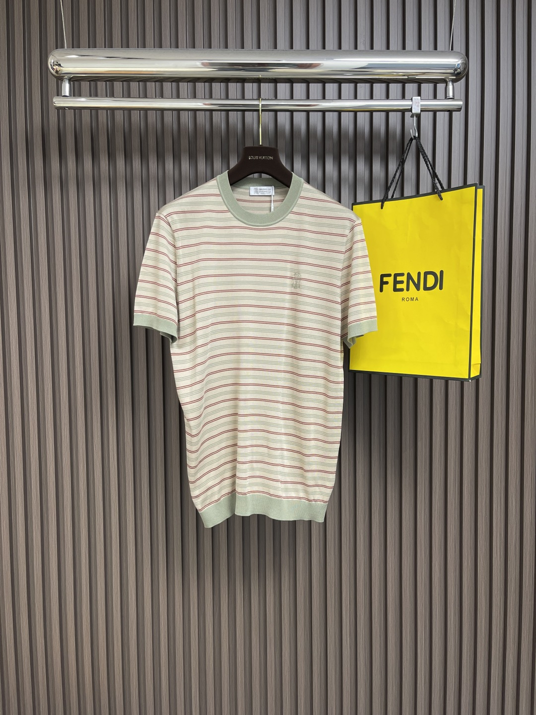 NO:139042,brunello cucinelli-bc Italian bc spring and summer new classic embroidered men's casual contrasting color striped round neck short-sleeved shirt. Super comfortable and ultra-thin striped inter-color round neck sweater!  The comfortable and body feel of the sweater is far beyond the body. It can be matched with a single base for four seasons. The 16-needle flatbed machine is precisely woven, using 100 4-strand Egyptian cotton, creating an impeccable light business casual knitted sweater. The classic striped design is shown in the details!  Size 48-56, brunello cucinelli, T-shirt, alexander wang19860909brunello cucinelli-bc 意大利bc春夏季新款经典刺绣男士休闲撞色条纹圆领短袖衫.超舒适超薄条纹间色圆领针织衫！针织衫舒适体感远超 打底单穿四季可搭 16针横机精密织造,采用100支4股埃及棉,成就一件无可挑剔的轻商务休闲针织衫经典的条纹设计,细节之处,尽显品质！尺码48-56,,brunello cucinelli,T-shirt,alexander wang,Men's clothing