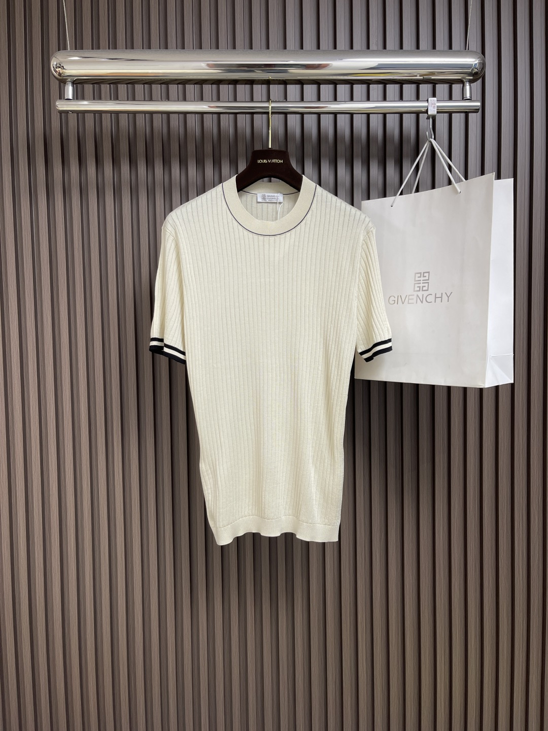 NO:139025,bc contrasting webbing cuffs with thin knitted short-sleeved T-shirt, men's minimalist and unmodified casual urban short-sleeved. Shared by top domestic sales channels, Italian top luxury brand brunello cucinelli, minimalist and atmospheric design, vertical striped knitted shape, cuff contrasting rib knitted webbing, presenting the brand's luxury temperament style, a must-have for urban handsome men!  The overall shape is elegant and elegant without too much modification, which is a favorite for business light luxury casual men. The fabric is made of high-end knitted yarn, with a perfect touch and natural drape, and is super comfortable and pleasant to wear with close body. The texture is different from ordinary knitted fabrics, and the overall threading is very clear and meticulous!  A high-end fashion product that can be distinguished by the naked eye!  Size 48-56, brunello cucinelli, T-shirt, tees, t-shirt, alexander wang19860909bc 撞色织带袖口轻薄针织短袖T恤,男士极简无修饰休闲都市短袖.顶级内销渠道分享,意大利顶级奢侈品牌brunello cucinelli,极简大气的设计,竖条纹针织造型,袖口撞色罗纹针织织带,呈现出品牌的奢华气质范儿,都市型男必备！整体造型大气典雅,无过多修饰,简直是商务轻奢休闲男士的心头好.面料采用高端针织纱线,触肤感完美,垂感自然,贴身穿做超级舒适宜人.质感区分普通针织面料,整体走线做工非常明朗缜密！肉眼可辨的高端的时尚产物！尺码48-56,,brunello cucinelli,T-shirt,tees，t-shirt,alexander wang,Men's clothing