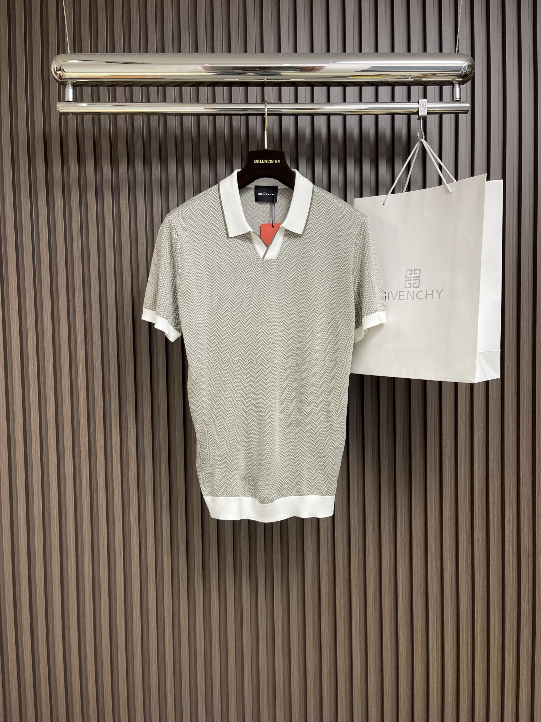 NO:139028,Kiton 2025 Spring and Summer New Men's Spliced ​​V-neck Pull-out POLO. Selected to provide 67% cotton 23% polyester fiber 6 mulberry silk 4% spandex blend. After special washing process, the touch is soft and the texture is greatly improved, and the upper body is comfortable and breathable. The horizontal knitting process is used, with complex production, delicate patterns and rich colors, giving the fabric superior breathability, a crisp texture and full drooping feeling. The upper body effect is handsome and stylish, and the brand's unique personality is simple. The body is cleverly lengthened, making the wearer look taller and stylish. The body is cut appropriately, neither too tight nor loose, perfectly fits the body lines, showing the balance of elegance and casualness. Size 48-56,,alexander wang19860909kiton 2025春夏新款男士拼接v领套头POLO.甄选客供67％棉23％聚酯纤维6桑蚕丝4％氨纶混纺而成,经过特殊浇洗工艺处理,手感柔软且质感大幅提升,上身舒适透气.采用横机针织工艺,制作复杂,花纹细腻,色彩丰富,赋予面料优越的透气性、挺括的质地和十足的垂感,上身效果帅气有型,简约中透出品牌独有的个性.巧妙拉长身形比例,令穿着者更显高挑有型.衣身裁剪得体,既不过分紧绷,也不显得松垮,完美贴合身形线条,展现优雅与随性的平衡.尺码48-56,,alexander wang,Men's clothing