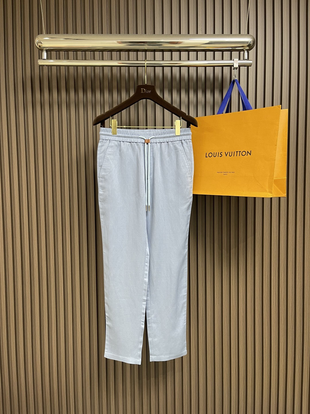 NO:139051,LP water-washed casual hardware logo casual pants, neat cut visible to the naked eye, straight slim-fit pants, fixed woven and dyed fabric!  The lines are compact and neat, and the customer supplies customized hardware and logo carvings. The upper body is not picky!  Size S-XXL, loro piana, alexander wang19860909LP 水洗休闲五金标识休闲裤 肉眼可见的利落裁剪,直筒修身款裤型,定织定染布面！密实齐整走线,客供定制五金并有logo雕刻,上身不挑人！尺码S-XXL,,loro piana,alexander wang,Men's clothing