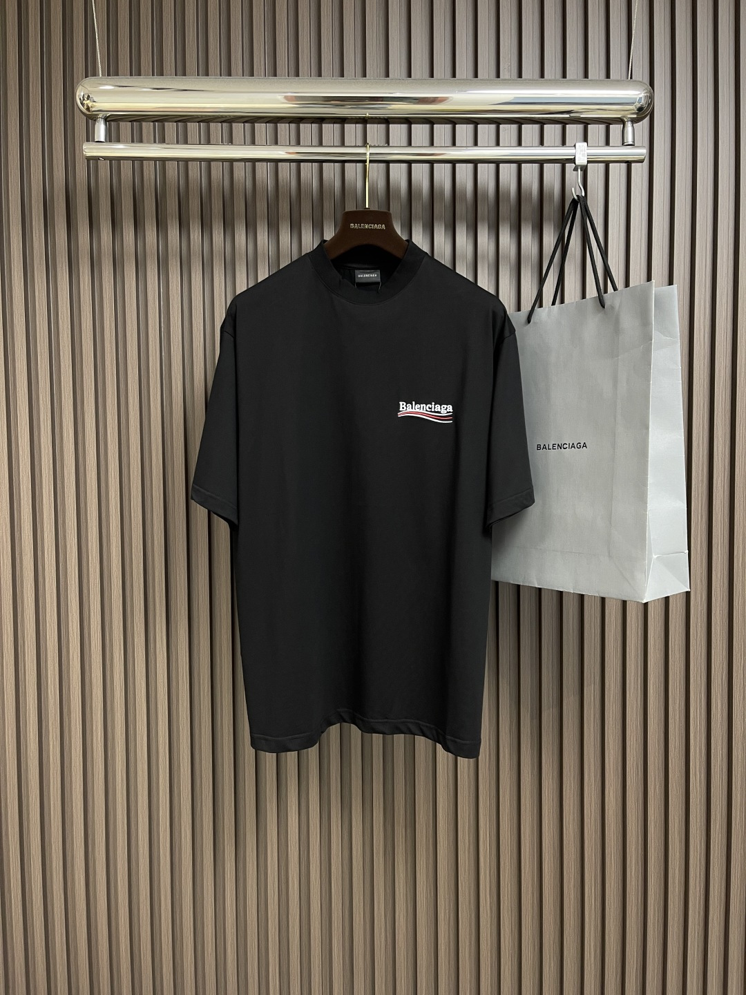 NO:141535,Balenciaga Balenciaga classic Cola wave embroidery short-sleeved T-shirt, correct 260g custom dyed pure cotton double yarn fabric fixed dye thread without color difference, imported Tajima embroidery machine 250,000 embroidery, full effect, three-dimensional clear, no burrs, embroidery thread by color embroidery No color difference Overweight craftsmanship Different from market currency, seemingly simple printing or embroidery, in fact, not simple at all, 10,000% imported machine restore. Size XS-L,,balenciaga,balenciaga,T-shirt,tees,t-shirt,alexander wang19860909balenciaga巴黎世家经典可乐海浪刺绣短袖t恤,正确260g定制定染纯棉双纱面料定染螺纹无色差,进口田岛绣花机器25万刺绣 效果饱满 立体清晰 无毛边,绣花线按颜色刺绣 无色差 超重工艺 区别市场通货,看似是简单的印花或绣花 其实一点都不简单10000％进口机还原.尺码XS-L,,balenciaga,balenciaga,T-shirt,tees，t-shirt,alexander wang,Men's clothing