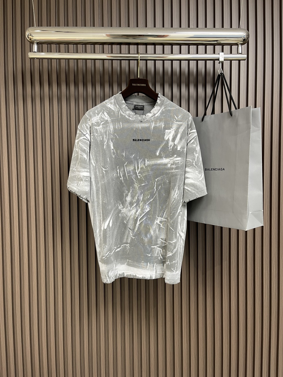 NO:141546,Balenciaga 2025ss new hand-painted grinded and worn-out wash water short-sleeved T-shirt, heavy 320g pure cotton fabric, buy the version and buy the color of the version. The color is also particularly good-looking dark gray batik fabric to make such a beautiful color. There are many processes. The 25ss early spring new series is the best and most versatile short-sleeved loose style, the same style for men and women. Size XS-L,,balenciaga, T-shirt,tees, t-shirt,alexander wang19860909Balenciaga 2025ss新款手绘磨破做旧洗水短袖T恤,重磅320克纯棉面料,买版购入对版制作颜色也是特别好看的深灰色蜡染面料才能炒出这么好看的颜色,工艺流程繁多25ss早春款新系列最好看的最百搭的一款短袖 宽松版型 男女同款.尺码XS-L,,balenciaga,T-shirt,tees，t-shirt,alexander wang,Men's clothing