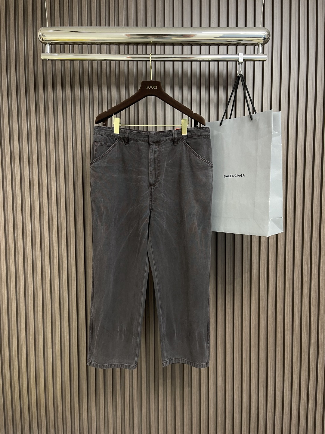 NO:141558,Prada back bag logo embroidered jeans, classic five-bag pants, customer-supplied tannin, thin material and soft texture, extremely slight stretch in horizontal direction, moderately washed, light denim blue, very clean and solid color!  Wear a face with a light-colored top. It can be matched with the same style to create a fashionable look, and can handle various occasions, customize auxiliary materials, complete three standards, the same style as men and women. Size S-XL, prada, jeans, alexander wang19860909prada 后袋标识刺绣牛仔裤,经典的五袋裤,客供的丹宁,料薄且质软,横向极微弹力,中度水洗,浅浅的牛仔蓝,非常干净纯色！跟浅色上衣配一脸.能与同款搭配营造时尚造型,驾驭各种场合,定制辅料,三标齐全,男女同款.尺码S-XL,,prada,jeans,alexander wang,Men's clothing