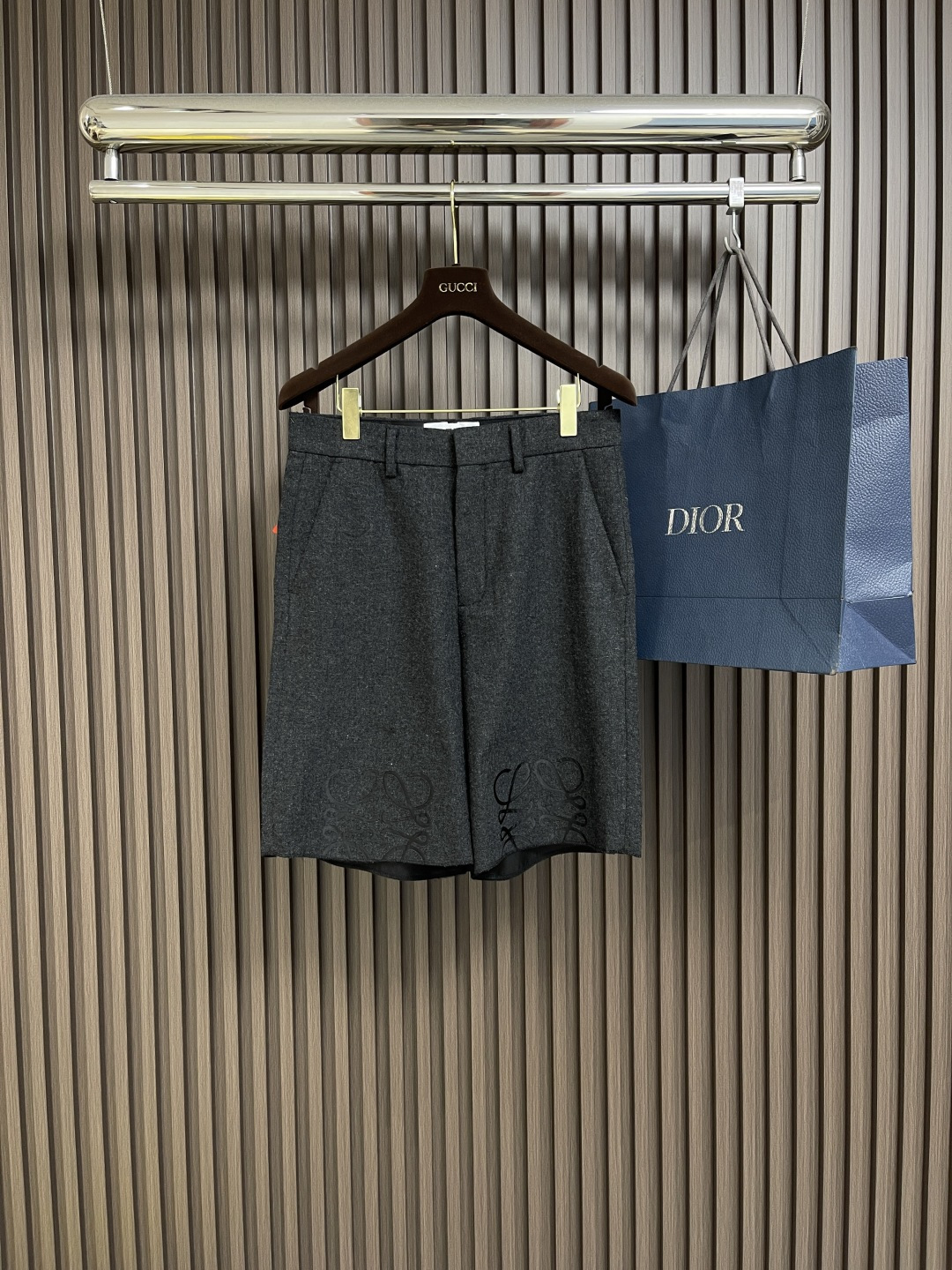 NO:141557,loewe anagram flannel shorts, custom merino wool and cashmere, comfortable skin, full texture, deep gray tone encounter neat tailoring, laser burning anagram decoration on the knees, geometric cutting breaks the shackles of the plane, high recognition, blooming and free elegance is the trendy coordinate system, laser burning technology uses laser technology to perform advanced process of pattern drawing, projecting laser onto the surface of the material, making the material part quickly heat to melt, forming a loewe anagram pattern, can accurately control position and shape, human body three-dimensional cutting, return to traditional craftsmanship techniques through segmentation, folding, shrinking, and stretching technology The so-called slow work produces fine work, is respect for the material, the pursuit of hand feeling, complex work, cumbersome work, slow time, high loss, edge grinding technology, physical friction and manual grinding  The process of creating natural wear effect on the edge of the trouser legs imitates the wear texture formed by long-term wear and achieves a rough and retro style. Size 34-36-38-40-42 XS-XL 34=XS Counter code number Non-domestic standard code Please refer to the size chart, loewe, shorts, alexander wang19860909loewe anagram 法兰绒短裤,定制美利奴羊毛和羊绒 舒适贴肤 质感十足 深邃灰调邂逅利落剪裁 膝盖处饰有激光烧花anagram 几何切割打破平面桎梏 辨识度高 绽放收放自如的优雅即是潮流的坐标系,激光烧花工艺利用激光技术进行花纹刻划的先进工艺 将激光投射到材料表面 使材料局部迅速加热至熔化 形成loewe anagram图案 可以精确控制位置和形状,人体立体裁剪 回归传统工艺手法通过分割 折叠 抽缩 拉展技术手法 所谓慢工出细活 是对材料的尊重 对手感的追求 做工复杂 繁琐 时效慢 损耗高,磨边技术 通过物理摩擦和手工打磨处理 在裤腿边缘制造自然磨损效果的工艺 模仿长期穿着形成的磨损质感 实现粗犷复古风格.尺码34-36-38-40-42 XS-XL 34=XS 专柜码数 非国内标准码 请参考尺寸表,,loewe,shorts,alexander wang,Men's clothing